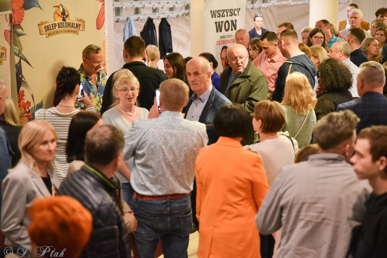 Zdjęcie w galerii na portalu naszraciborz.pl: Cejrowski ma w Raciborzu wielu fanów. Chętnie do nich wraca wiadomości z regionu