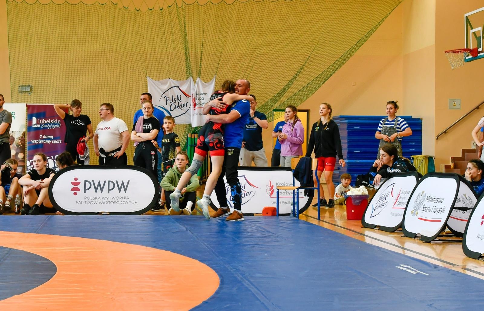 Zdjęcie w galerii na portalu naszraciborz.pl: Mistrzostwa Polski w zapasach kobiet w Rudniku. Świerczewska ze złotem, Michniewicz ze srebrem wiadomości z regionu