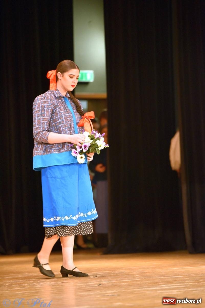Zdjęcie w galerii na portalu naszraciborz.pl: Źródło wystawiło w RCK Wesele śląskie. Piękne widowisko pełne folkloru [FOTO i WIDEO] wiadomości z regionu