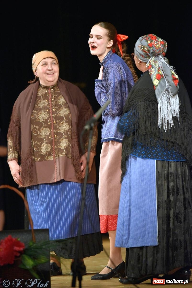 Zdjęcie w galerii na portalu naszraciborz.pl: Źródło wystawiło w RCK Wesele śląskie. Piękne widowisko pełne folkloru [FOTO i WIDEO] wiadomości z regionu