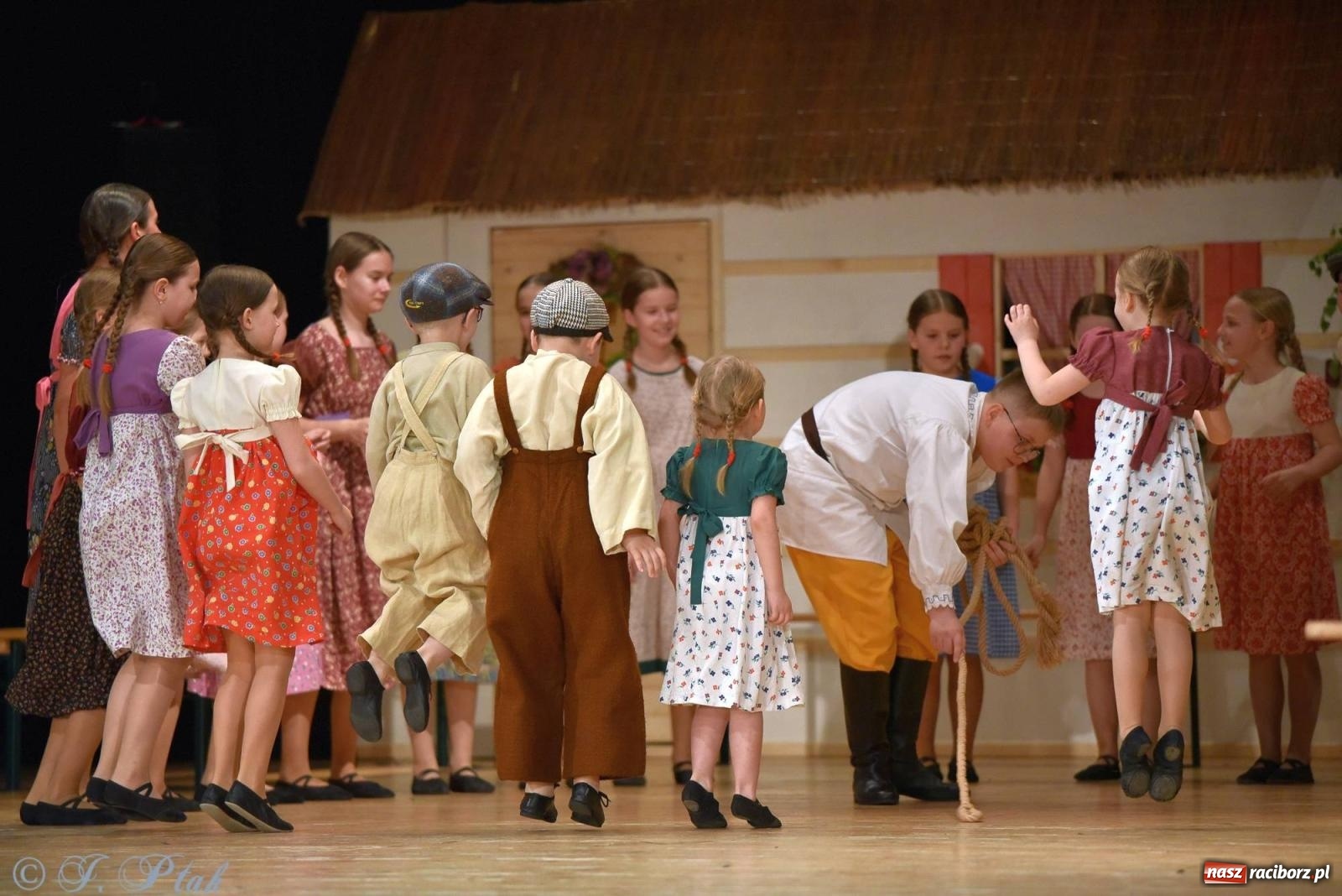 Zdjęcie w galerii na portalu naszraciborz.pl: Źródło wystawiło w RCK Wesele śląskie. Piękne widowisko pełne folkloru [FOTO i WIDEO] wiadomości z regionu