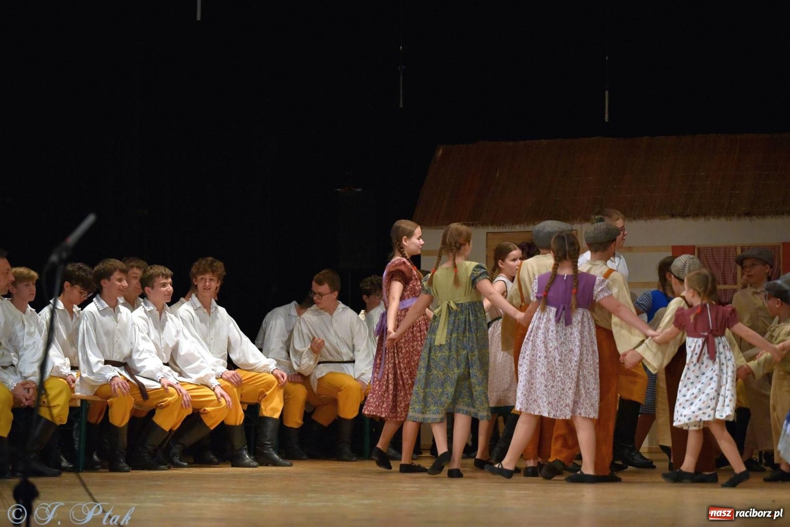 Zdjęcie w galerii na portalu naszraciborz.pl: Źródło wystawiło w RCK Wesele śląskie. Piękne widowisko pełne folkloru [FOTO i WIDEO] wiadomości z regionu