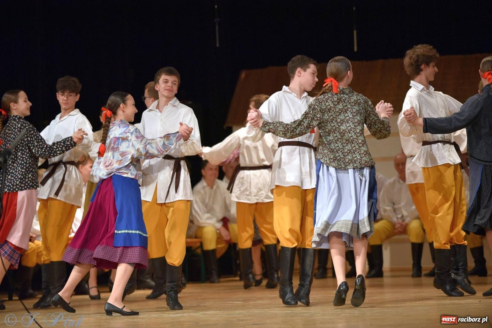 Zdjęcie w galerii na portalu naszraciborz.pl: Źródło wystawiło w RCK Wesele śląskie. Piękne widowisko pełne folkloru [FOTO i WIDEO] wiadomości z regionu