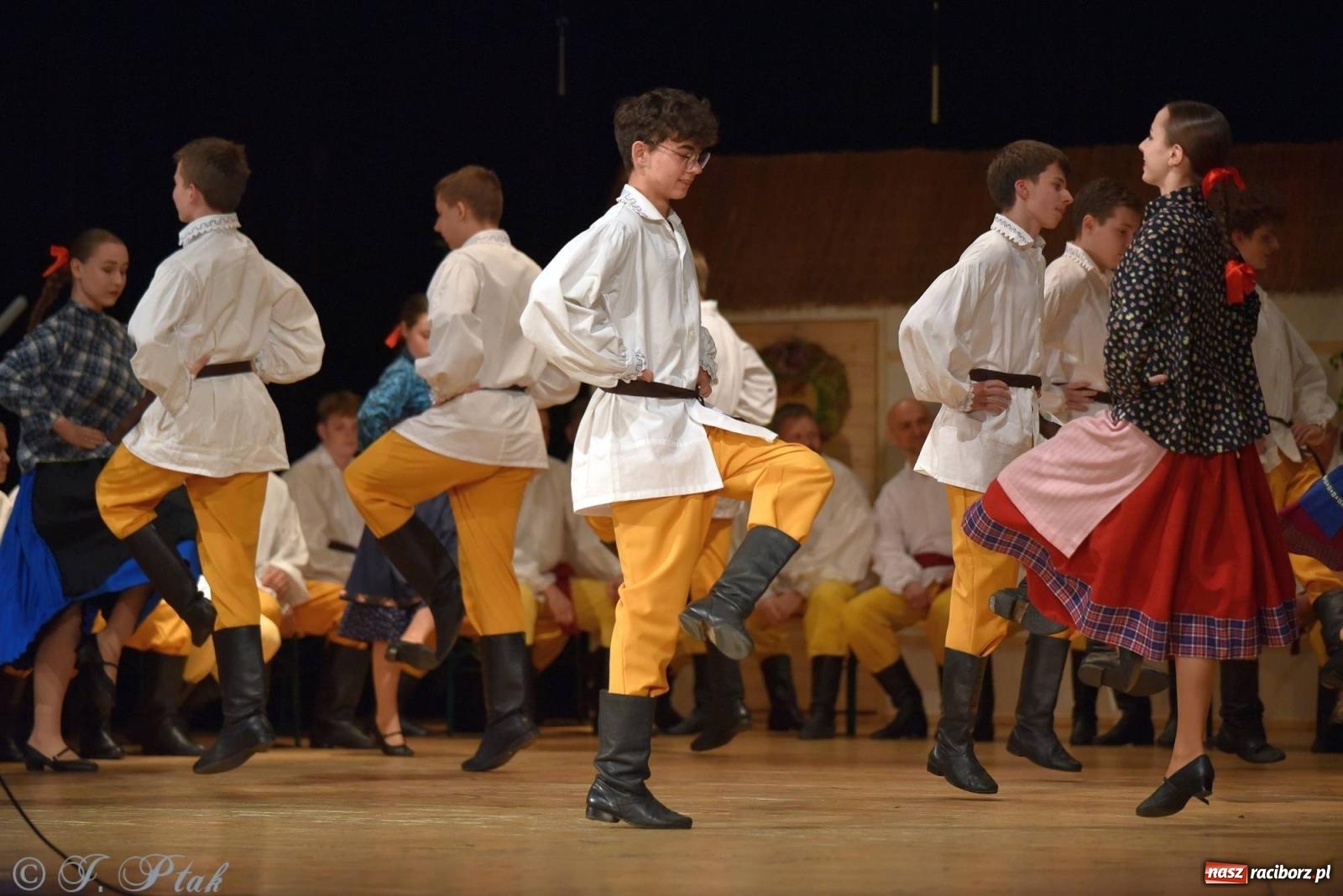 Zdjęcie w galerii na portalu naszraciborz.pl: Źródło wystawiło w RCK Wesele śląskie. Piękne widowisko pełne folkloru [FOTO i WIDEO] wiadomości z regionu