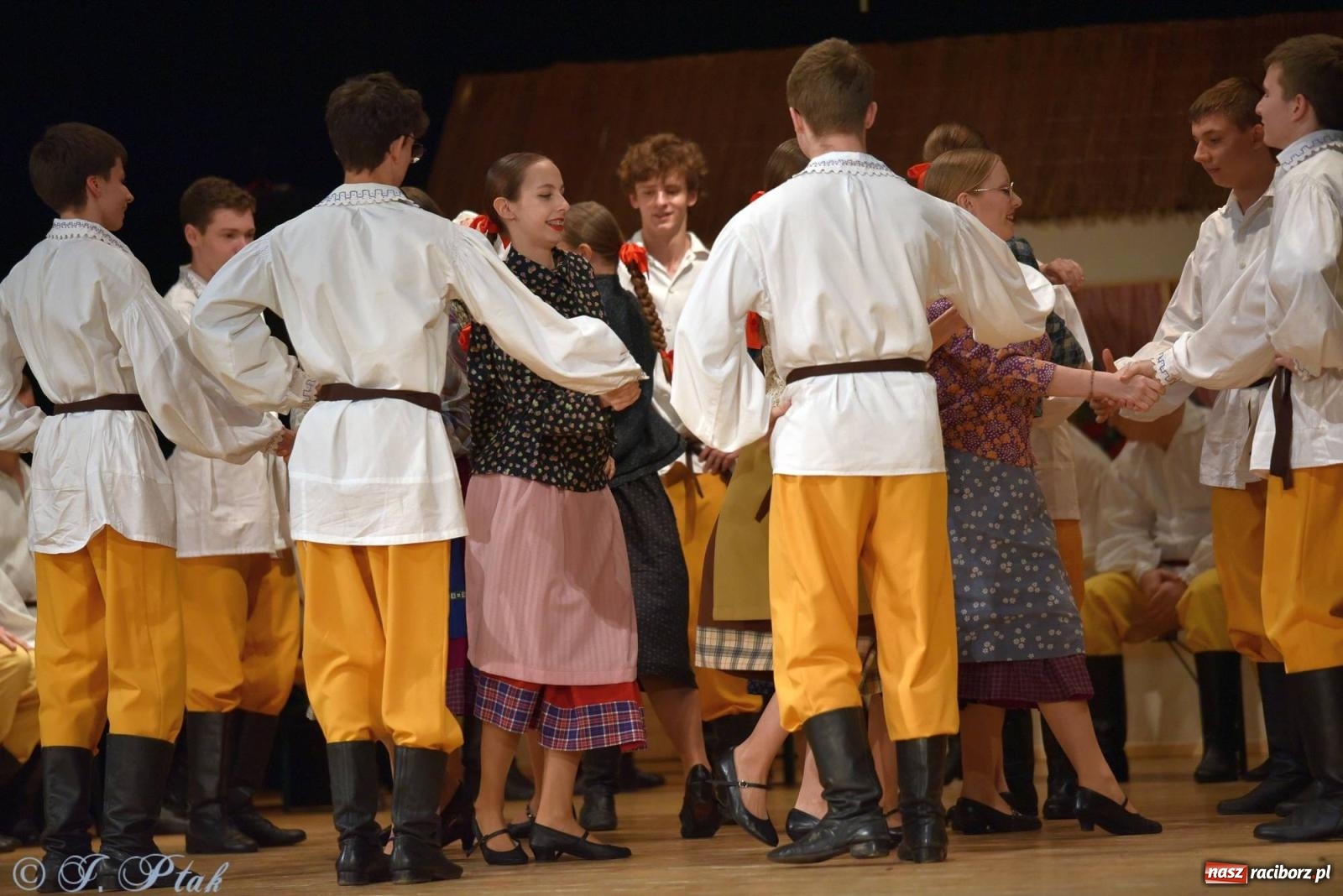 Zdjęcie w galerii na portalu naszraciborz.pl: Źródło wystawiło w RCK Wesele śląskie. Piękne widowisko pełne folkloru [FOTO i WIDEO] wiadomości z regionu