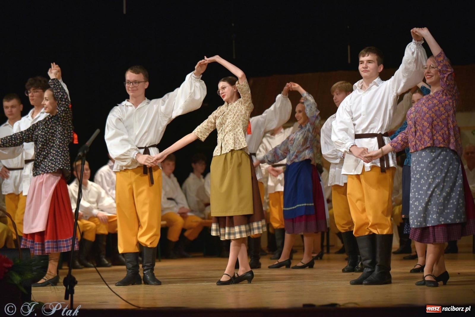 Zdjęcie w galerii na portalu naszraciborz.pl: Źródło wystawiło w RCK Wesele śląskie. Piękne widowisko pełne folkloru [FOTO i WIDEO] wiadomości z regionu