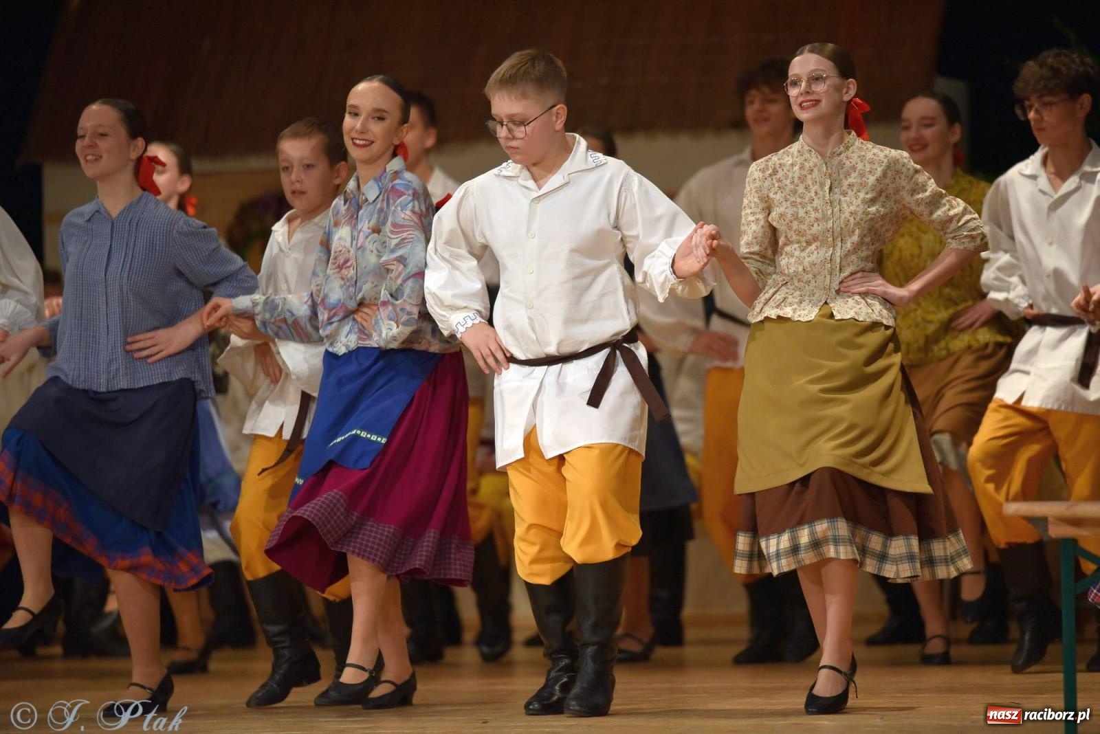 Zdjęcie w galerii na portalu naszraciborz.pl: Źródło wystawiło w RCK Wesele śląskie. Piękne widowisko pełne folkloru [FOTO i WIDEO] wiadomości z regionu