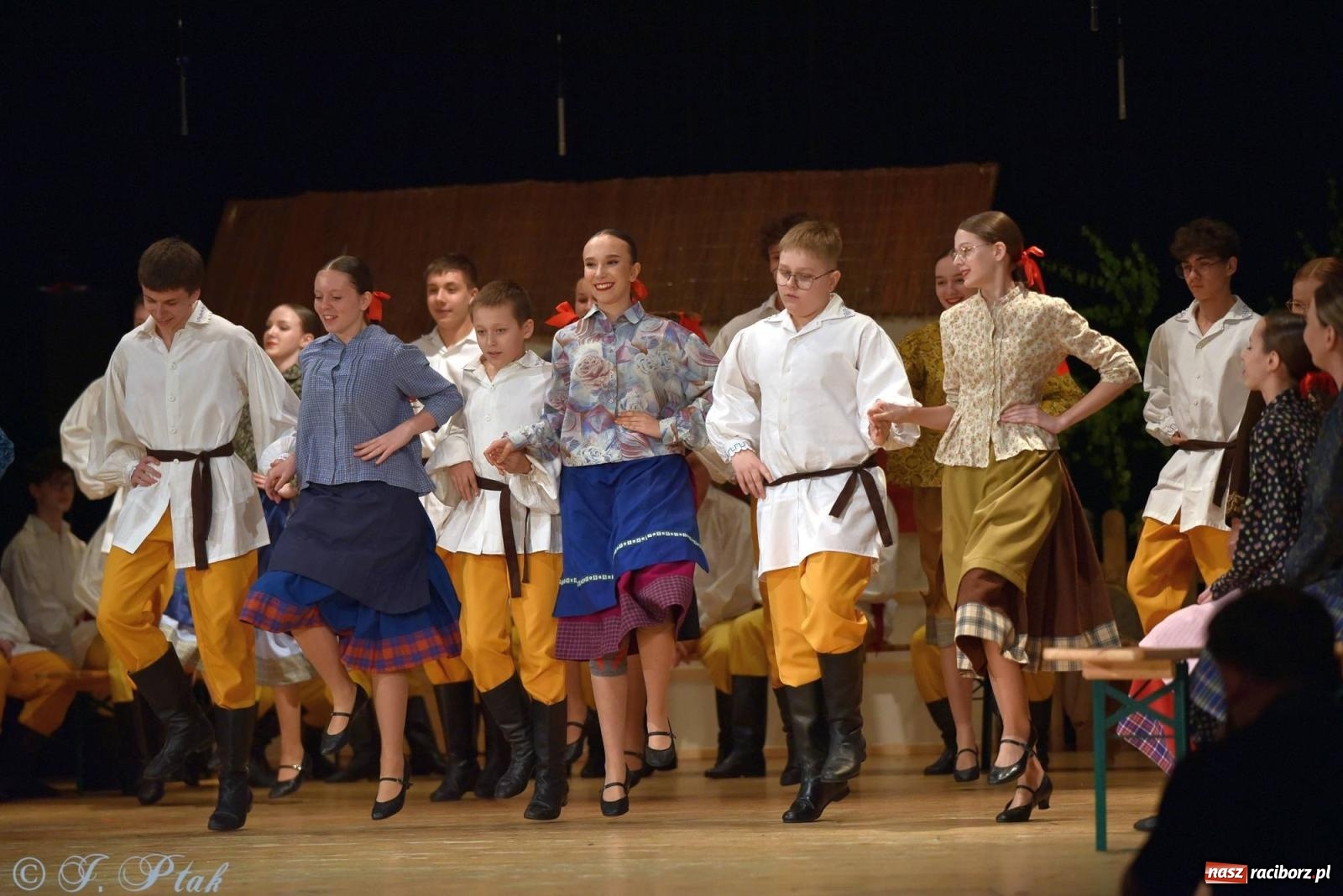 Zdjęcie w galerii na portalu naszraciborz.pl: Źródło wystawiło w RCK Wesele śląskie. Piękne widowisko pełne folkloru [FOTO i WIDEO] wiadomości z regionu
