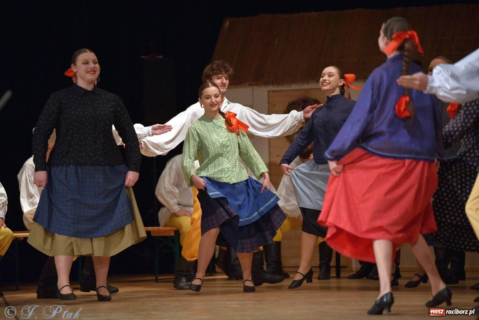 Zdjęcie w galerii na portalu naszraciborz.pl: Źródło wystawiło w RCK Wesele śląskie. Piękne widowisko pełne folkloru [FOTO i WIDEO] wiadomości z regionu