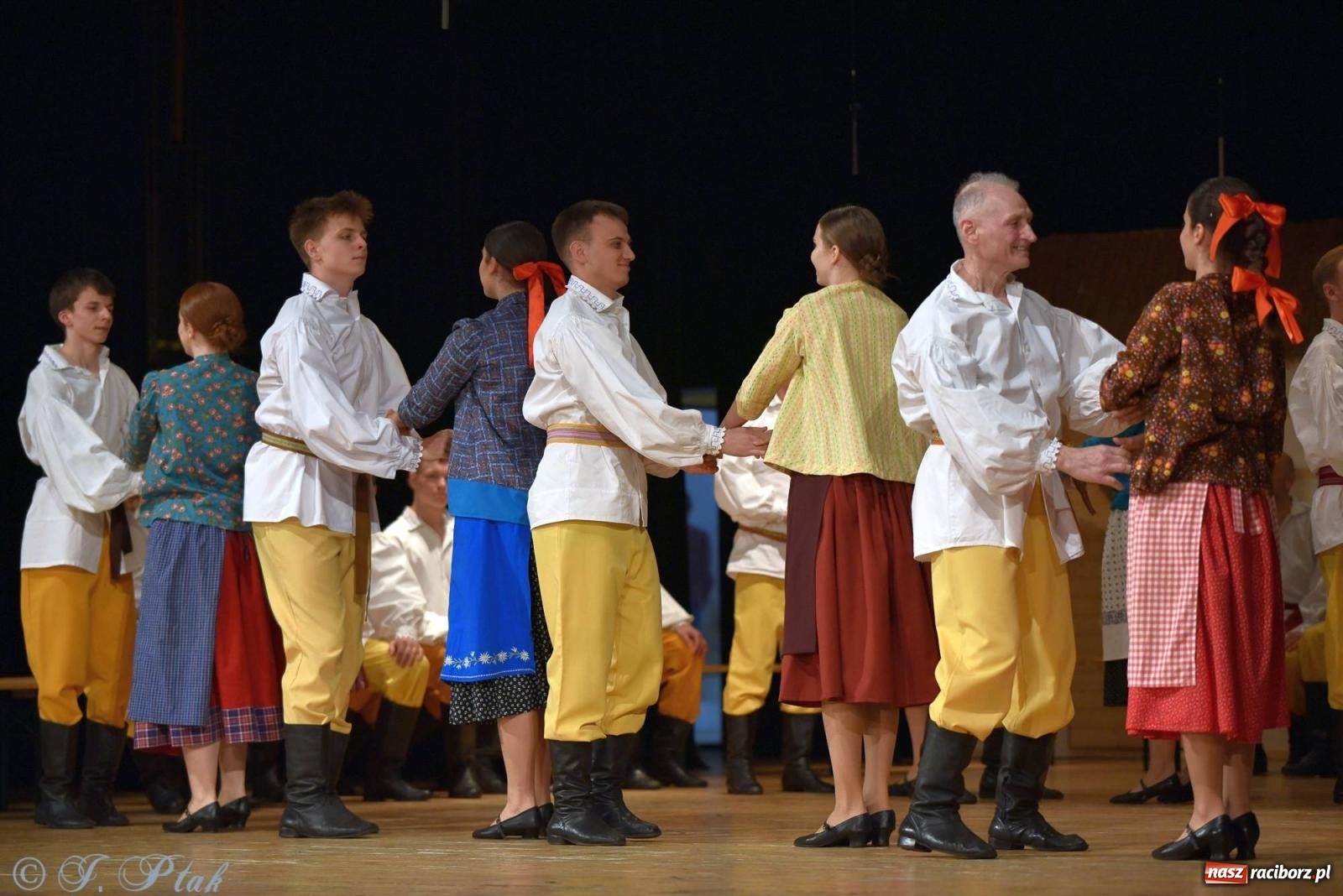 Zdjęcie w galerii na portalu naszraciborz.pl: Źródło wystawiło w RCK Wesele śląskie. Piękne widowisko pełne folkloru [FOTO i WIDEO] wiadomości z regionu