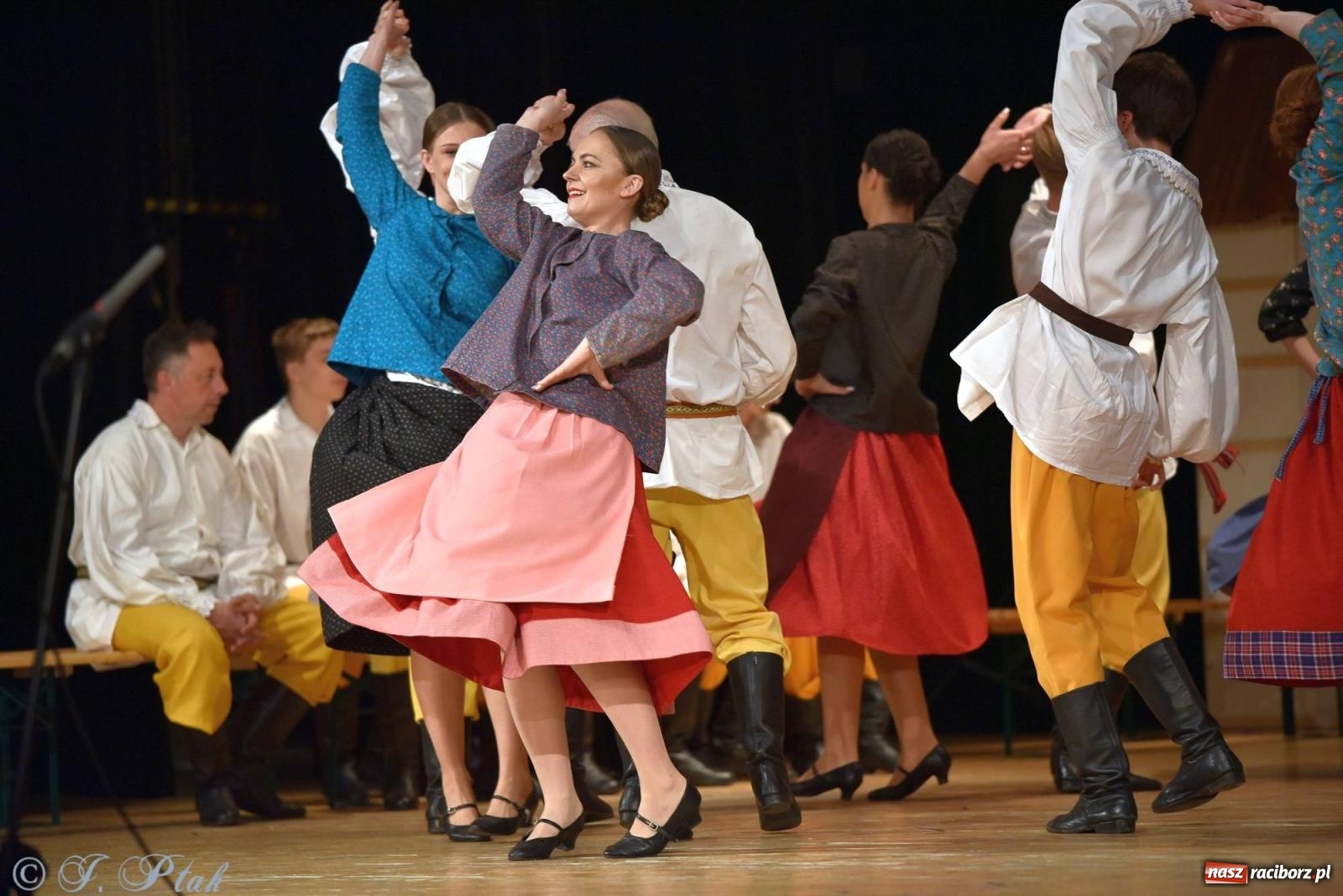 Zdjęcie w galerii na portalu naszraciborz.pl: Źródło wystawiło w RCK Wesele śląskie. Piękne widowisko pełne folkloru [FOTO i WIDEO] wiadomości z regionu