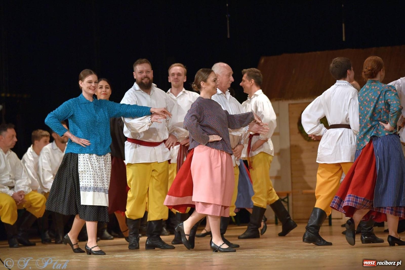 Zdjęcie w galerii na portalu naszraciborz.pl: Źródło wystawiło w RCK Wesele śląskie. Piękne widowisko pełne folkloru [FOTO i WIDEO] wiadomości z regionu