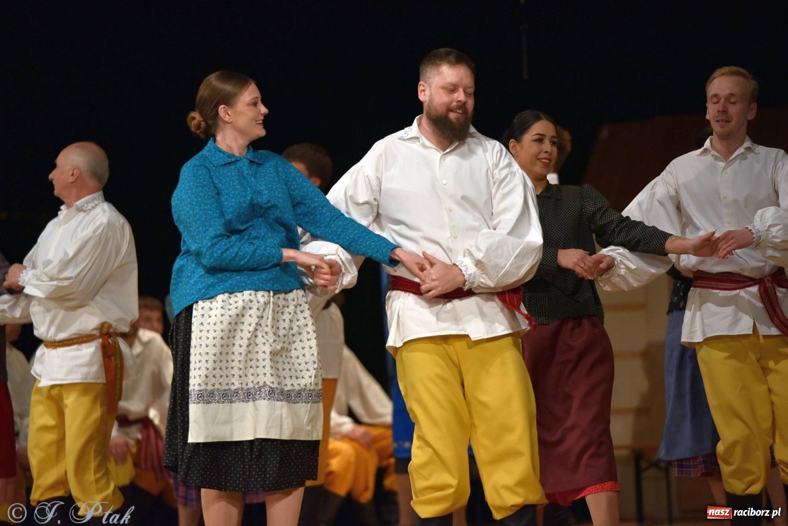 Zdjęcie w galerii na portalu naszraciborz.pl: Źródło wystawiło w RCK Wesele śląskie. Piękne widowisko pełne folkloru [FOTO i WIDEO] wiadomości z regionu