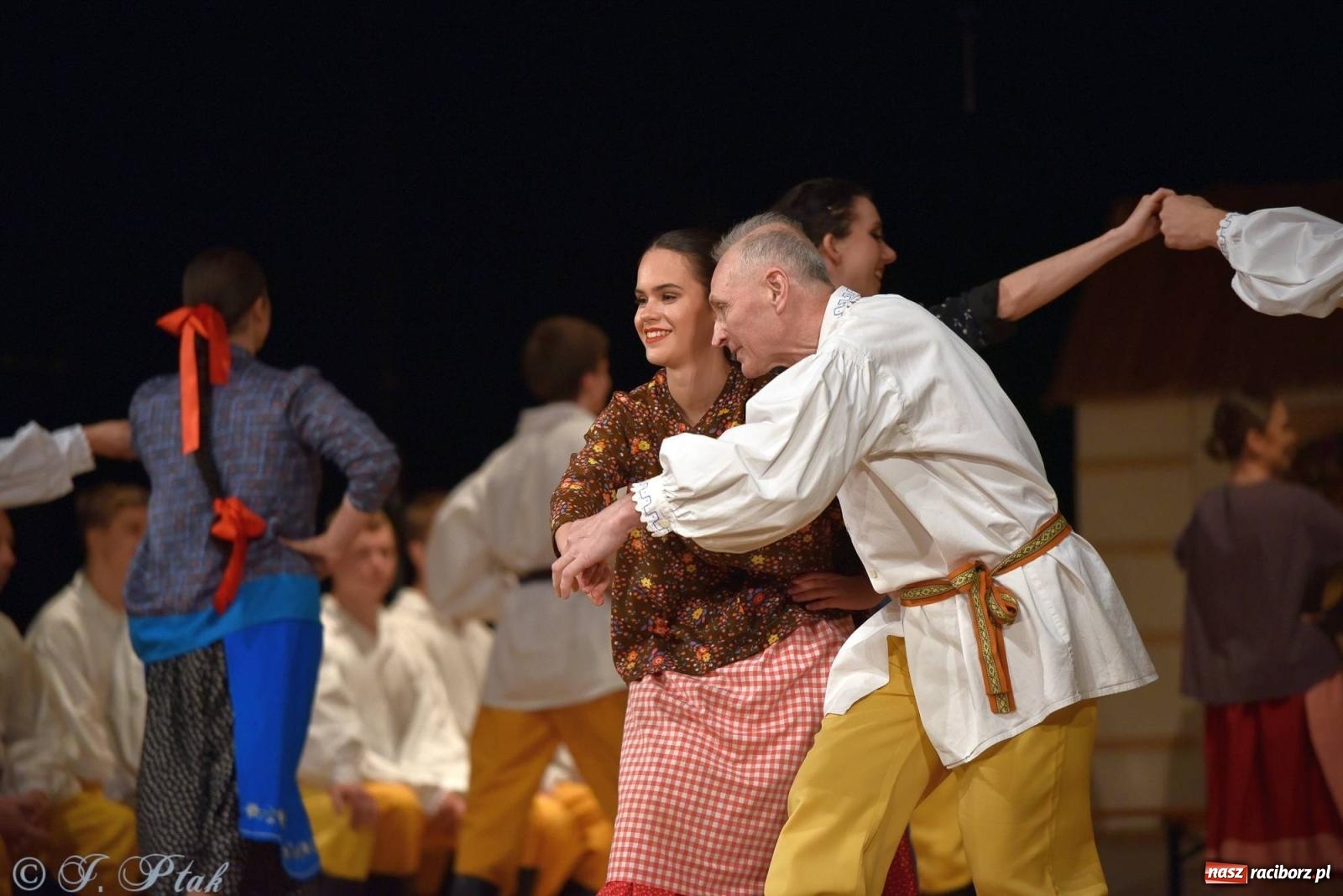 Zdjęcie w galerii na portalu naszraciborz.pl: Źródło wystawiło w RCK Wesele śląskie. Piękne widowisko pełne folkloru [FOTO i WIDEO] wiadomości z regionu
