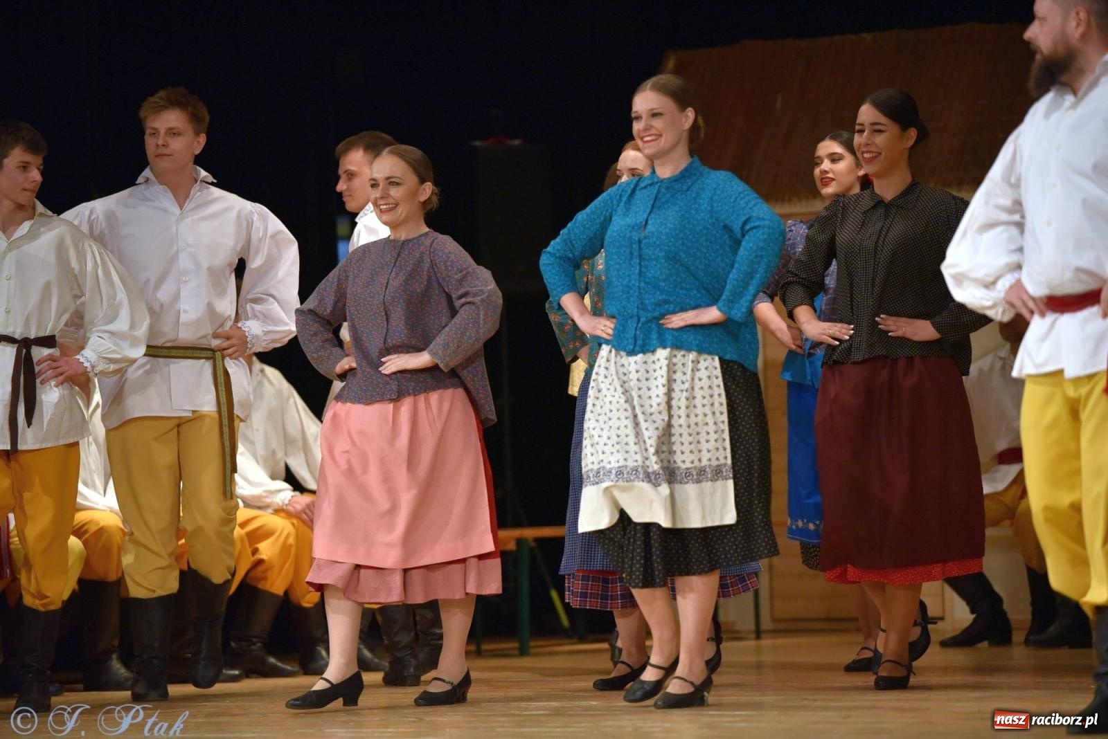 Zdjęcie w galerii na portalu naszraciborz.pl: Źródło wystawiło w RCK Wesele śląskie. Piękne widowisko pełne folkloru [FOTO i WIDEO] wiadomości z regionu