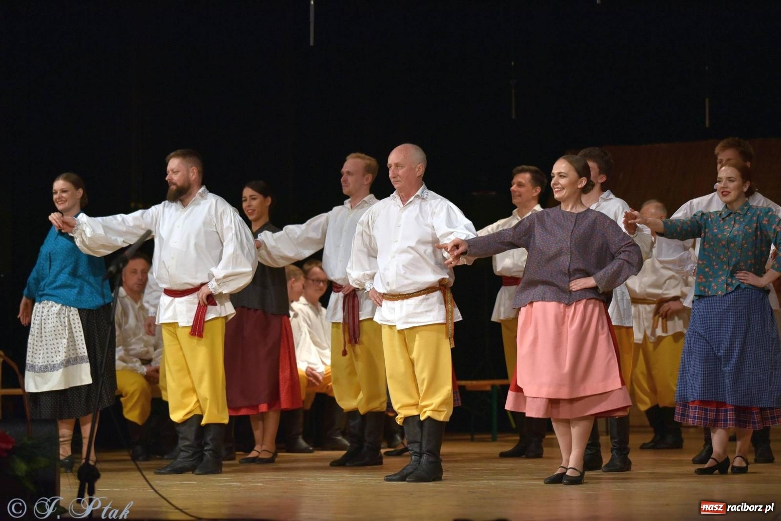 Zdjęcie w galerii na portalu naszraciborz.pl: Źródło wystawiło w RCK Wesele śląskie. Piękne widowisko pełne folkloru [FOTO i WIDEO] wiadomości z regionu