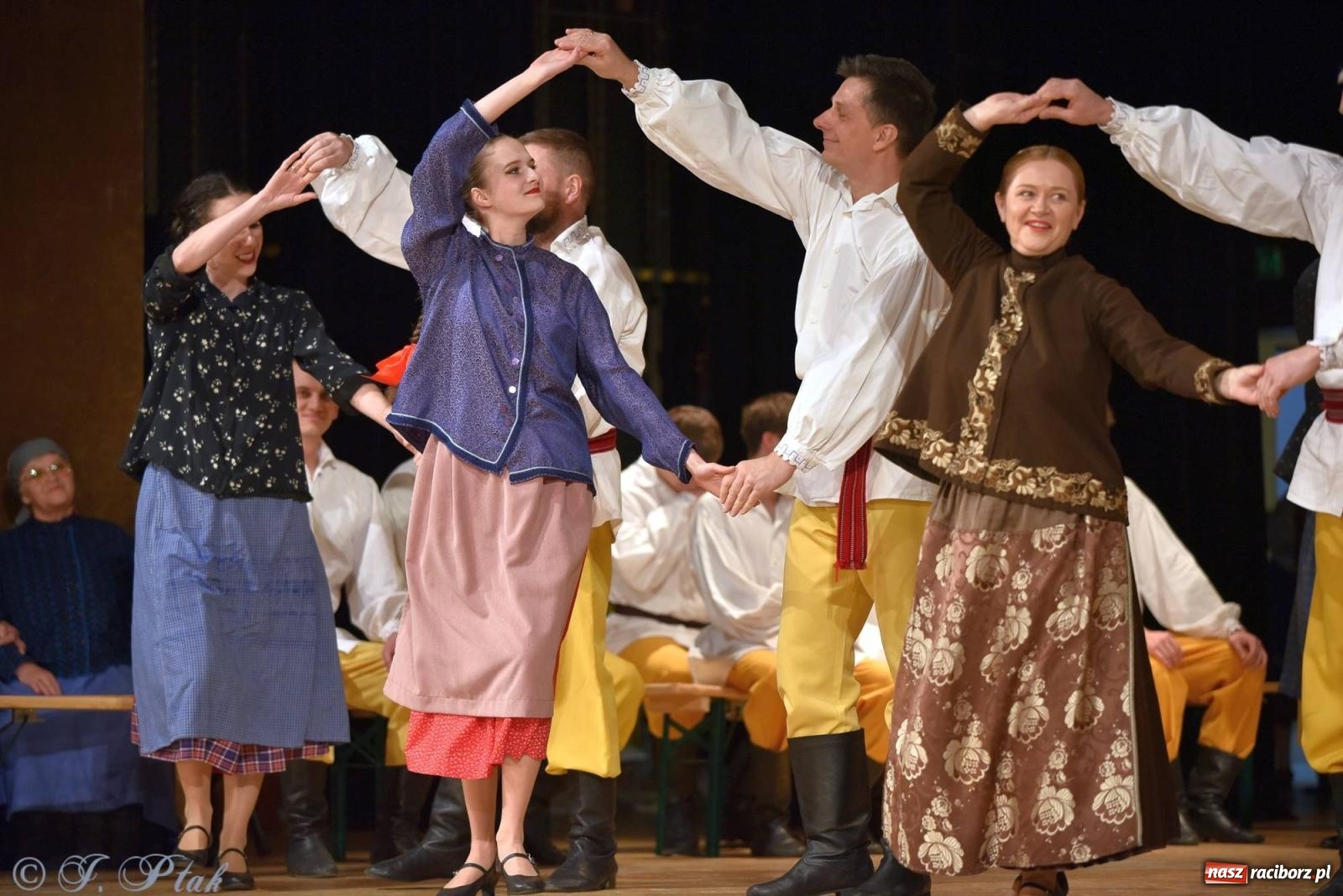 Zdjęcie w galerii na portalu naszraciborz.pl: Źródło wystawiło w RCK Wesele śląskie. Piękne widowisko pełne folkloru [FOTO i WIDEO] wiadomości z regionu