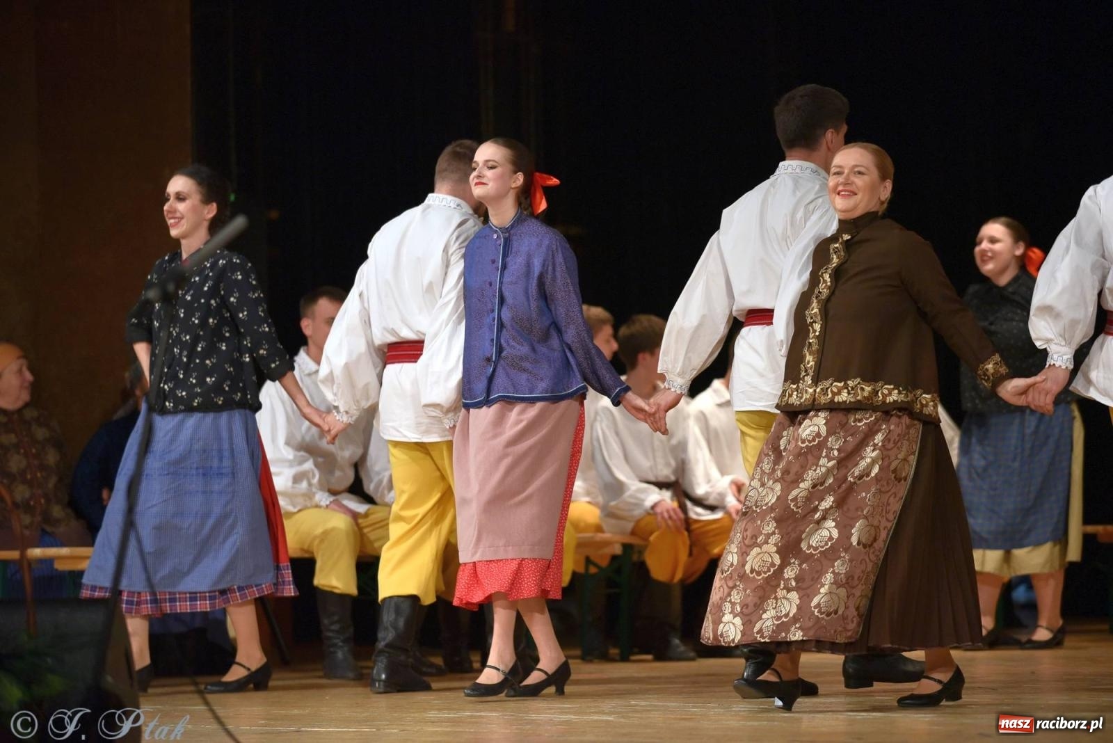 Zdjęcie w galerii na portalu naszraciborz.pl: Źródło wystawiło w RCK Wesele śląskie. Piękne widowisko pełne folkloru [FOTO i WIDEO] wiadomości z regionu