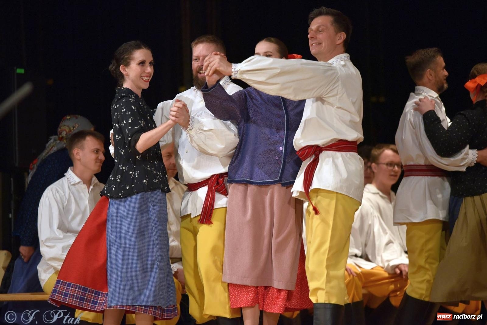Zdjęcie w galerii na portalu naszraciborz.pl: Źródło wystawiło w RCK Wesele śląskie. Piękne widowisko pełne folkloru [FOTO i WIDEO] wiadomości z regionu