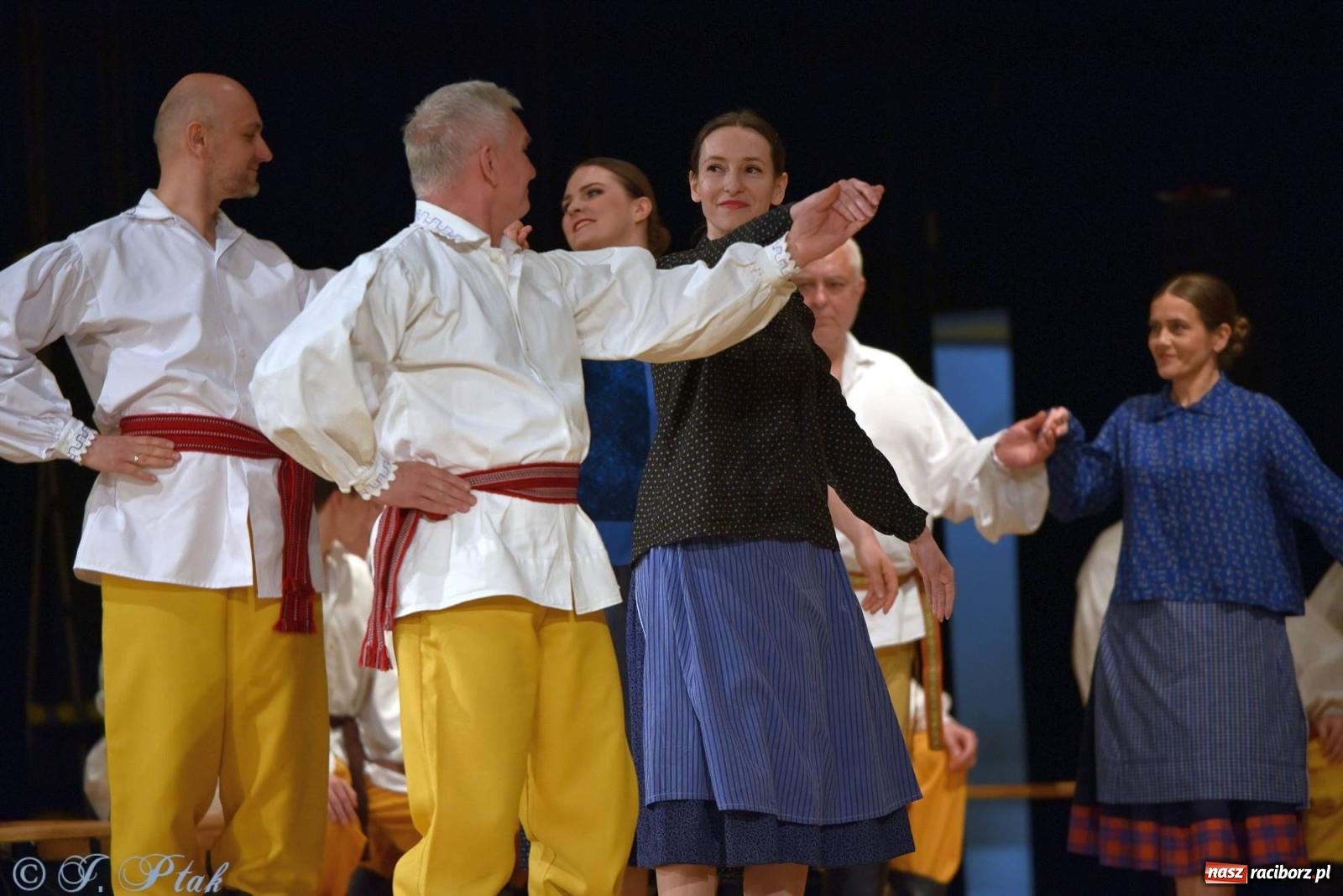Zdjęcie w galerii na portalu naszraciborz.pl: Źródło wystawiło w RCK Wesele śląskie. Piękne widowisko pełne folkloru [FOTO i WIDEO] wiadomości z regionu