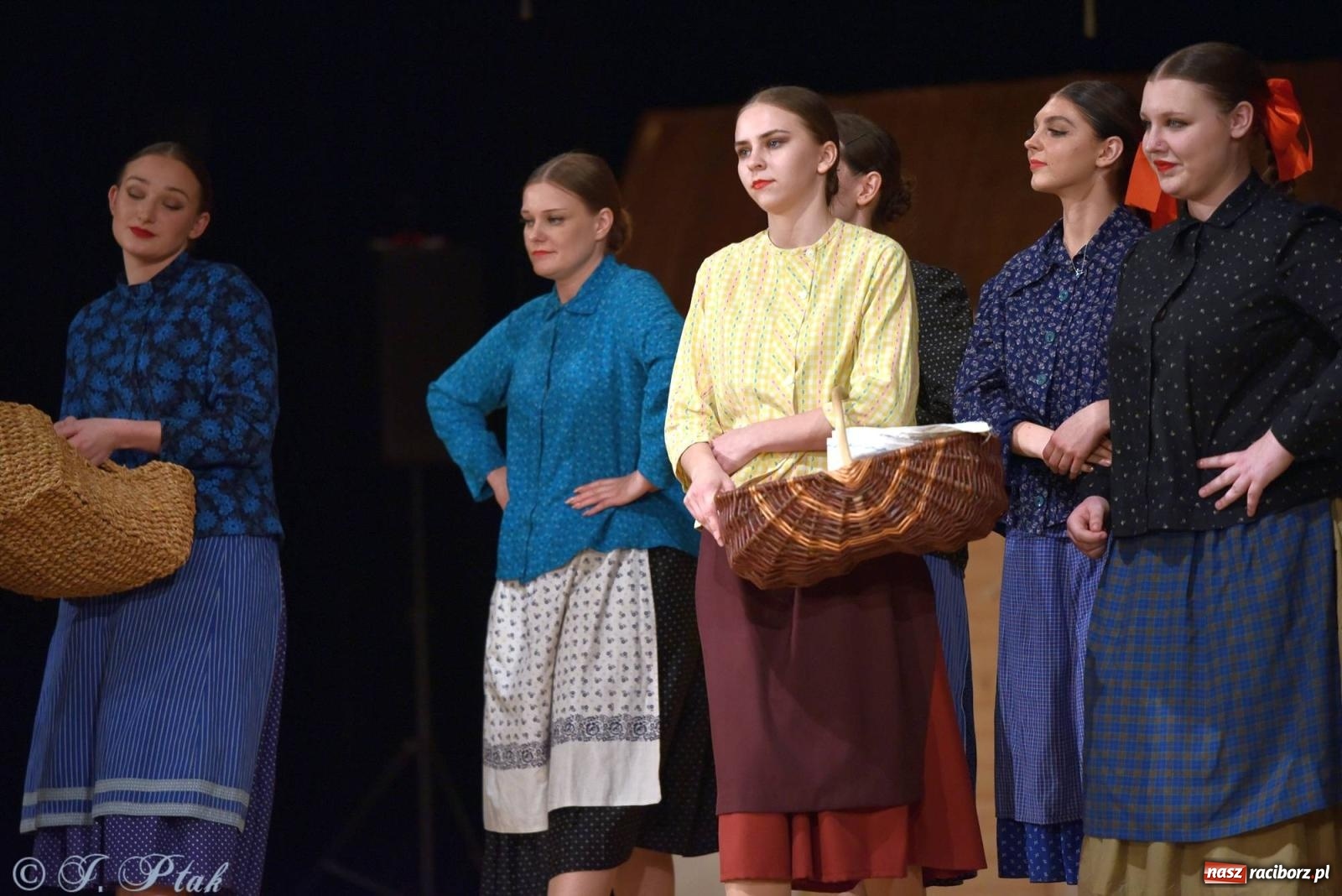 Zdjęcie w galerii na portalu naszraciborz.pl: Źródło wystawiło w RCK Wesele śląskie. Piękne widowisko pełne folkloru [FOTO i WIDEO] wiadomości z regionu