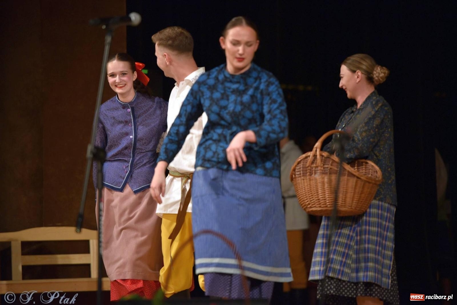 Zdjęcie w galerii na portalu naszraciborz.pl: Źródło wystawiło w RCK Wesele śląskie. Piękne widowisko pełne folkloru [FOTO i WIDEO] wiadomości z regionu