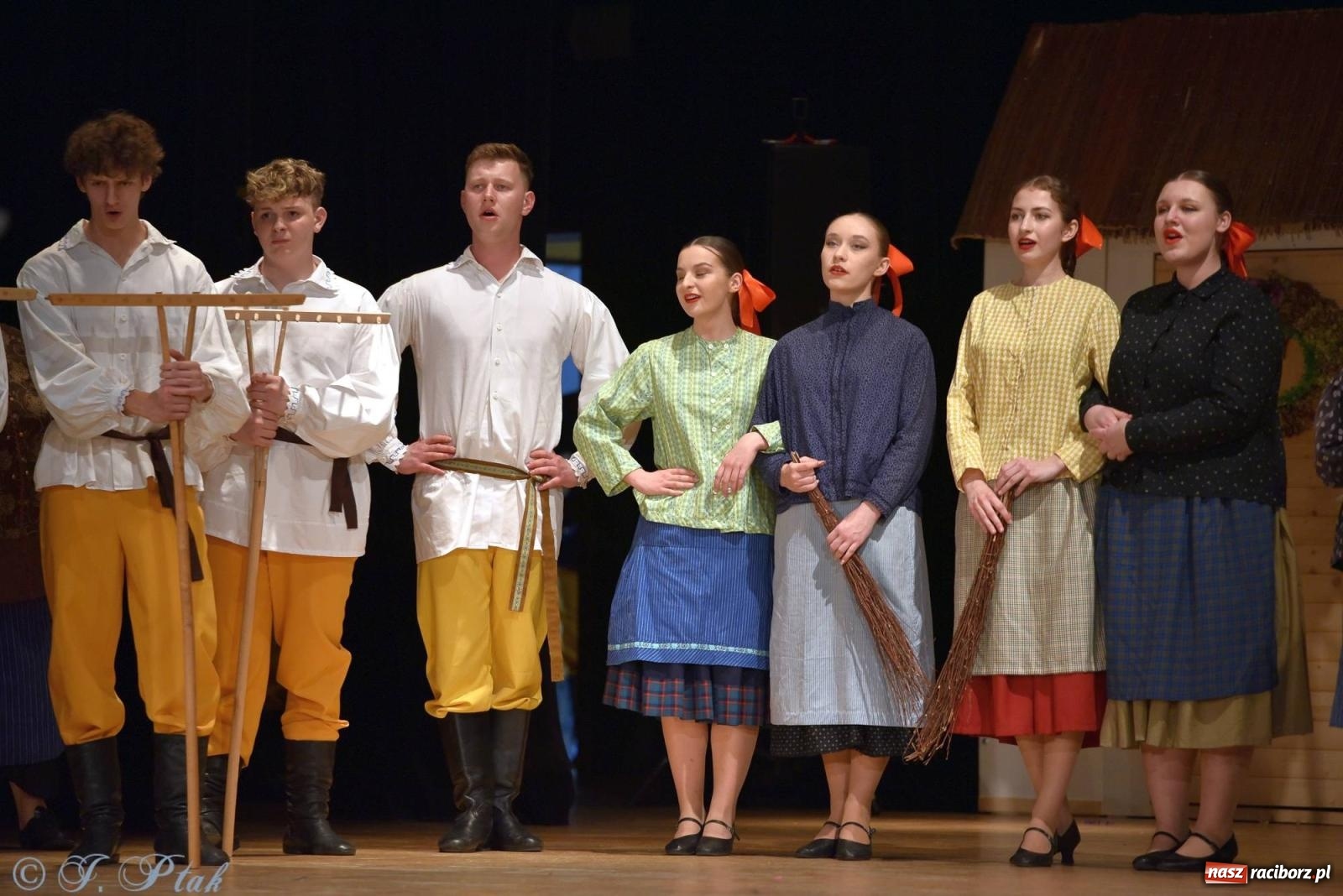 Zdjęcie w galerii na portalu naszraciborz.pl: Źródło wystawiło w RCK Wesele śląskie. Piękne widowisko pełne folkloru [FOTO i WIDEO] wiadomości z regionu