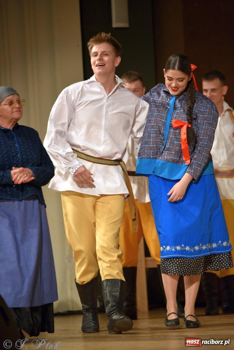 Zdjęcie w galerii na portalu naszraciborz.pl: Źródło wystawiło w RCK Wesele śląskie. Piękne widowisko pełne folkloru [FOTO i WIDEO] wiadomości z regionu