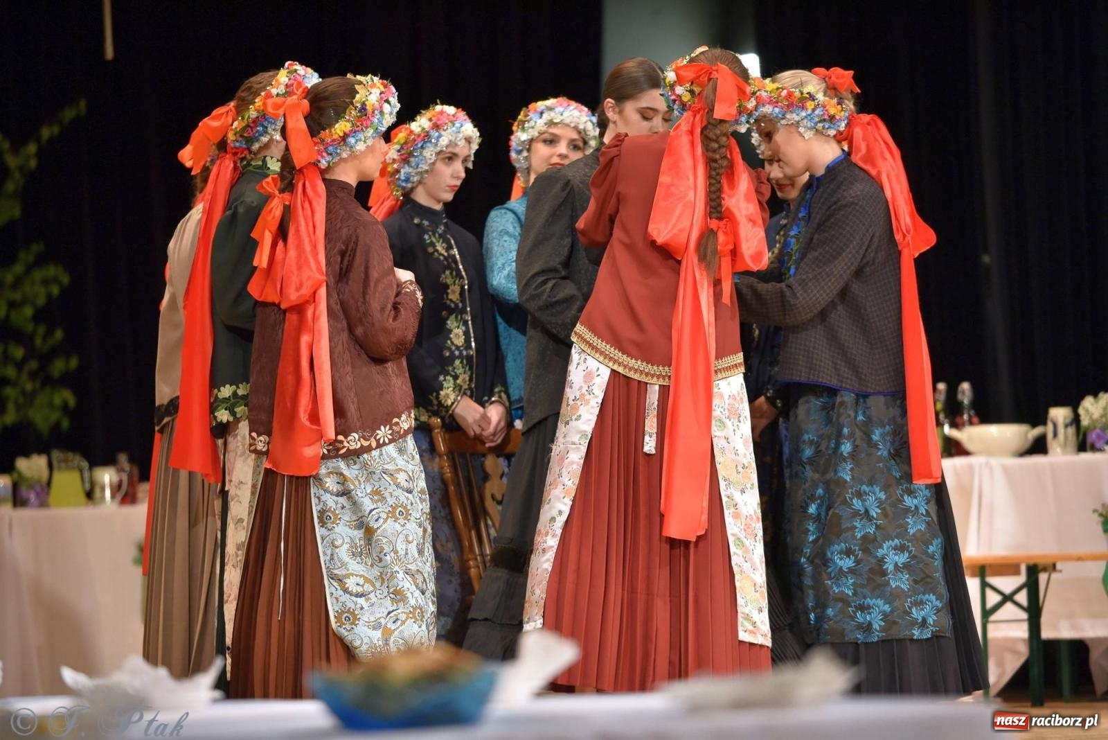 Zdjęcie w galerii na portalu naszraciborz.pl: Źródło wystawiło w RCK Wesele śląskie. Piękne widowisko pełne folkloru [FOTO i WIDEO] wiadomości z regionu