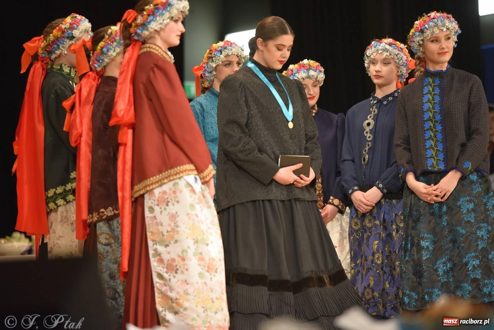 Zdjęcie w galerii na portalu naszraciborz.pl: Źródło wystawiło w RCK Wesele śląskie. Piękne widowisko pełne folkloru [FOTO i WIDEO] wiadomości z regionu