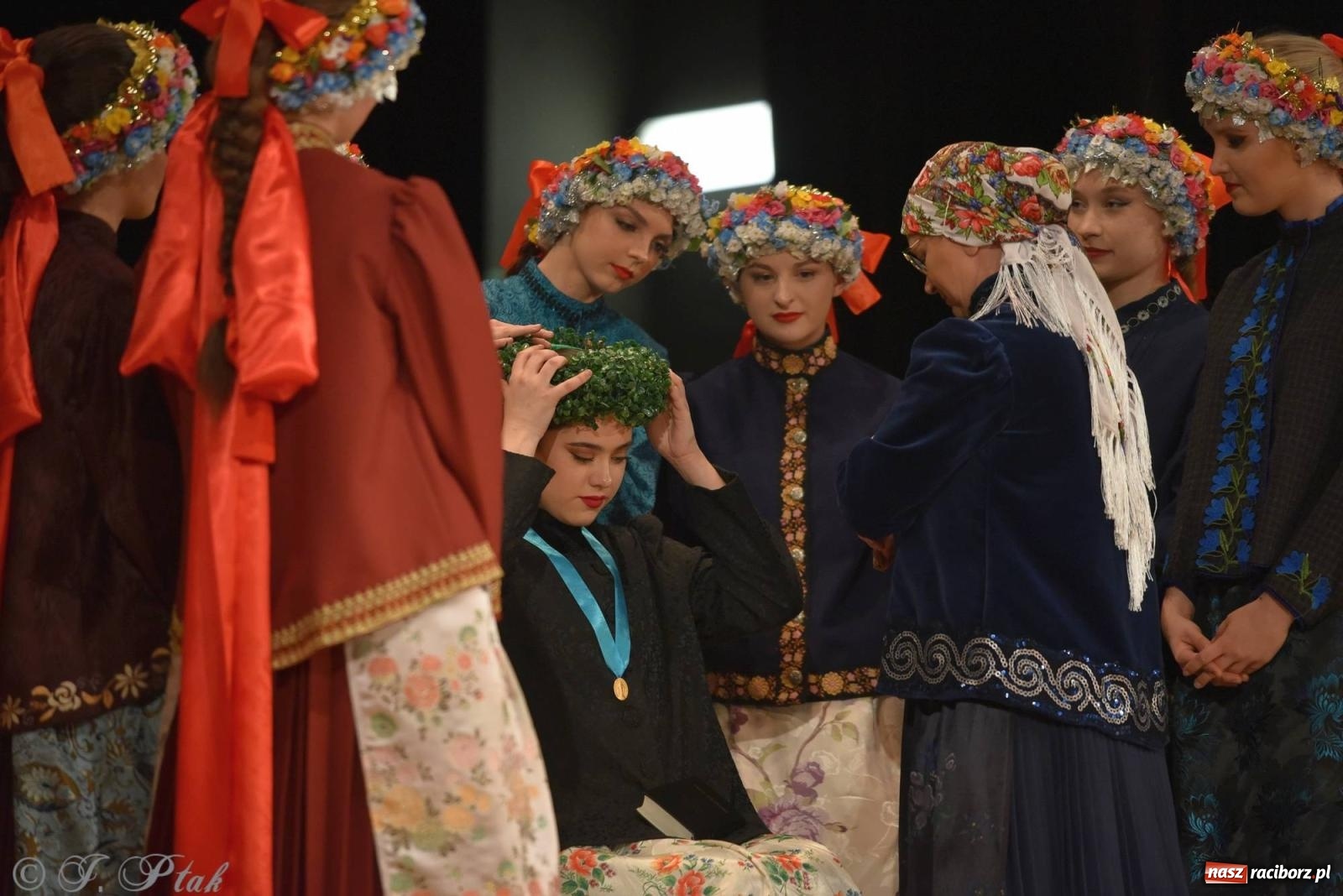 Zdjęcie w galerii na portalu naszraciborz.pl: Źródło wystawiło w RCK Wesele śląskie. Piękne widowisko pełne folkloru [FOTO i WIDEO] wiadomości z regionu
