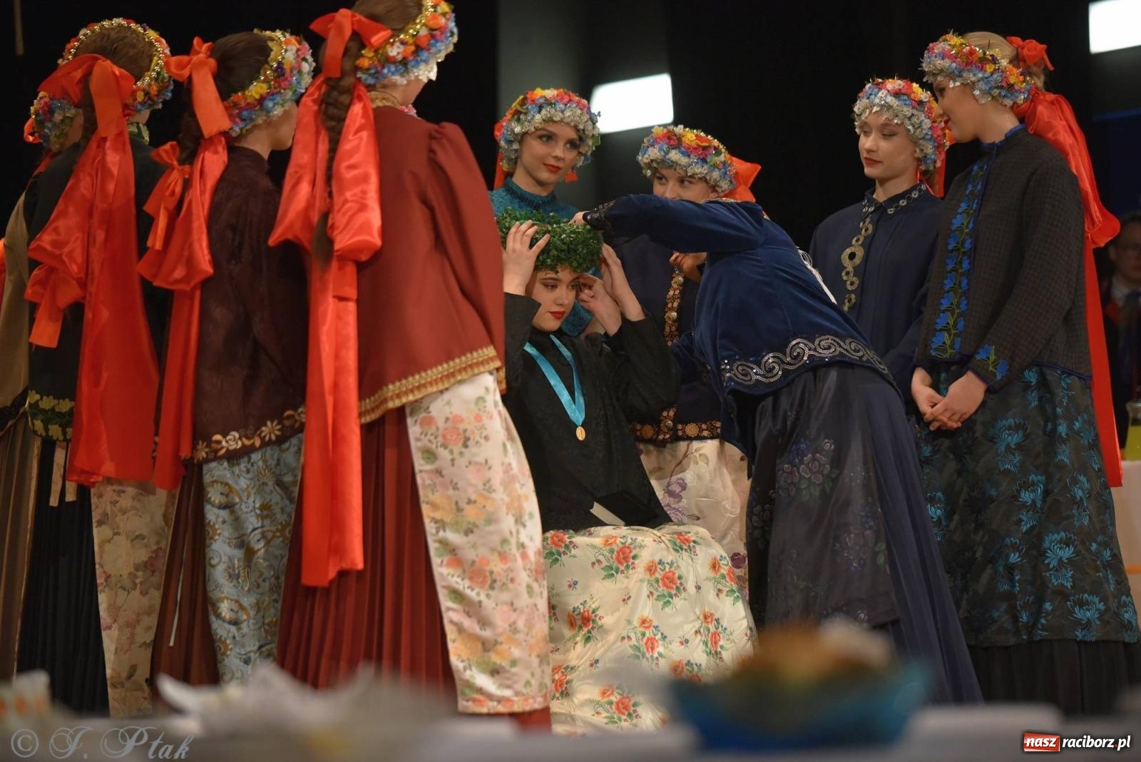 Zdjęcie w galerii na portalu naszraciborz.pl: Źródło wystawiło w RCK Wesele śląskie. Piękne widowisko pełne folkloru [FOTO i WIDEO] wiadomości z regionu