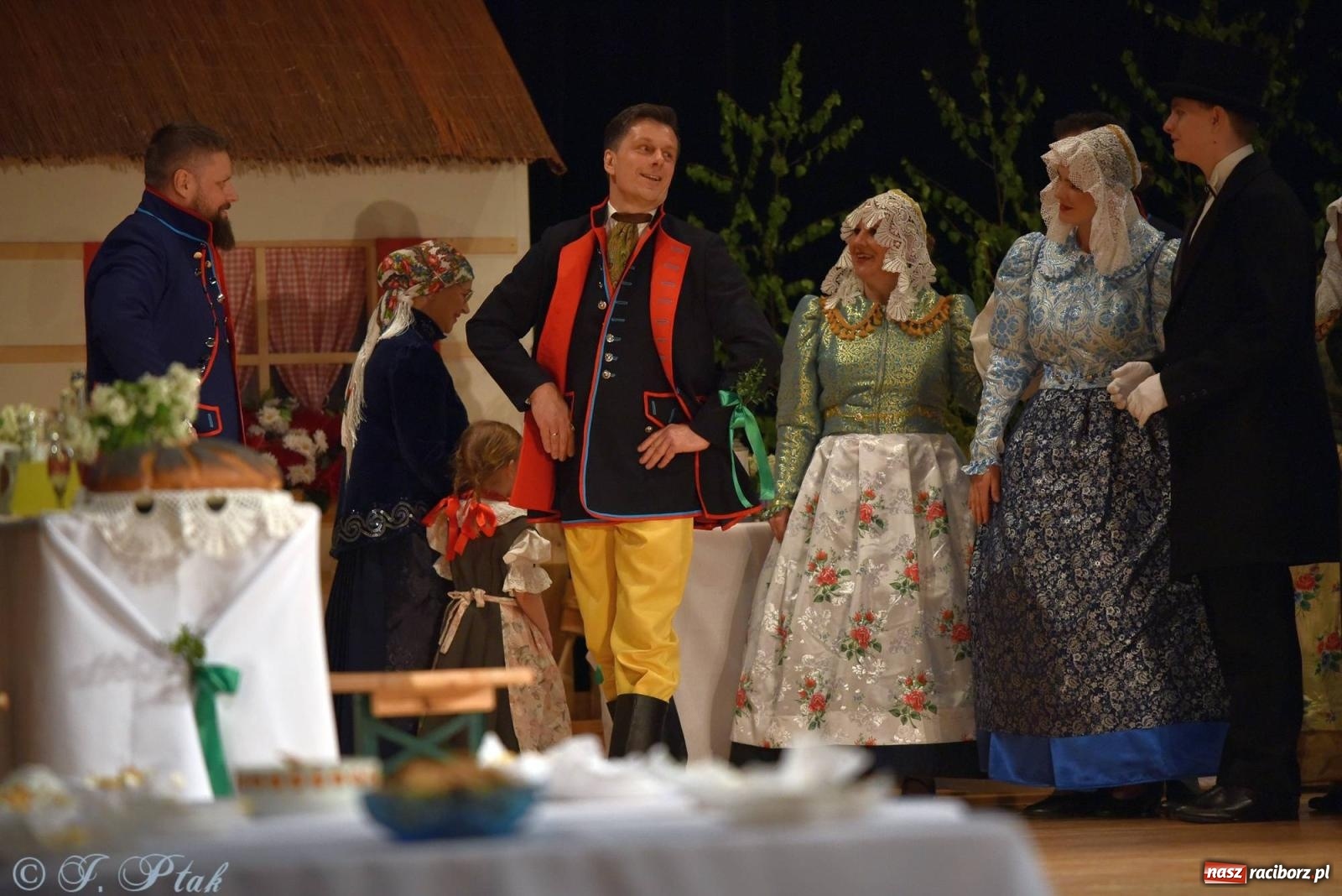 Zdjęcie w galerii na portalu naszraciborz.pl: Źródło wystawiło w RCK Wesele śląskie. Piękne widowisko pełne folkloru [FOTO i WIDEO] wiadomości z regionu