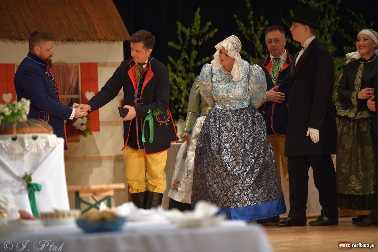 Zdjęcie w galerii na portalu naszraciborz.pl: Źródło wystawiło w RCK Wesele śląskie. Piękne widowisko pełne folkloru [FOTO i WIDEO] wiadomości z regionu