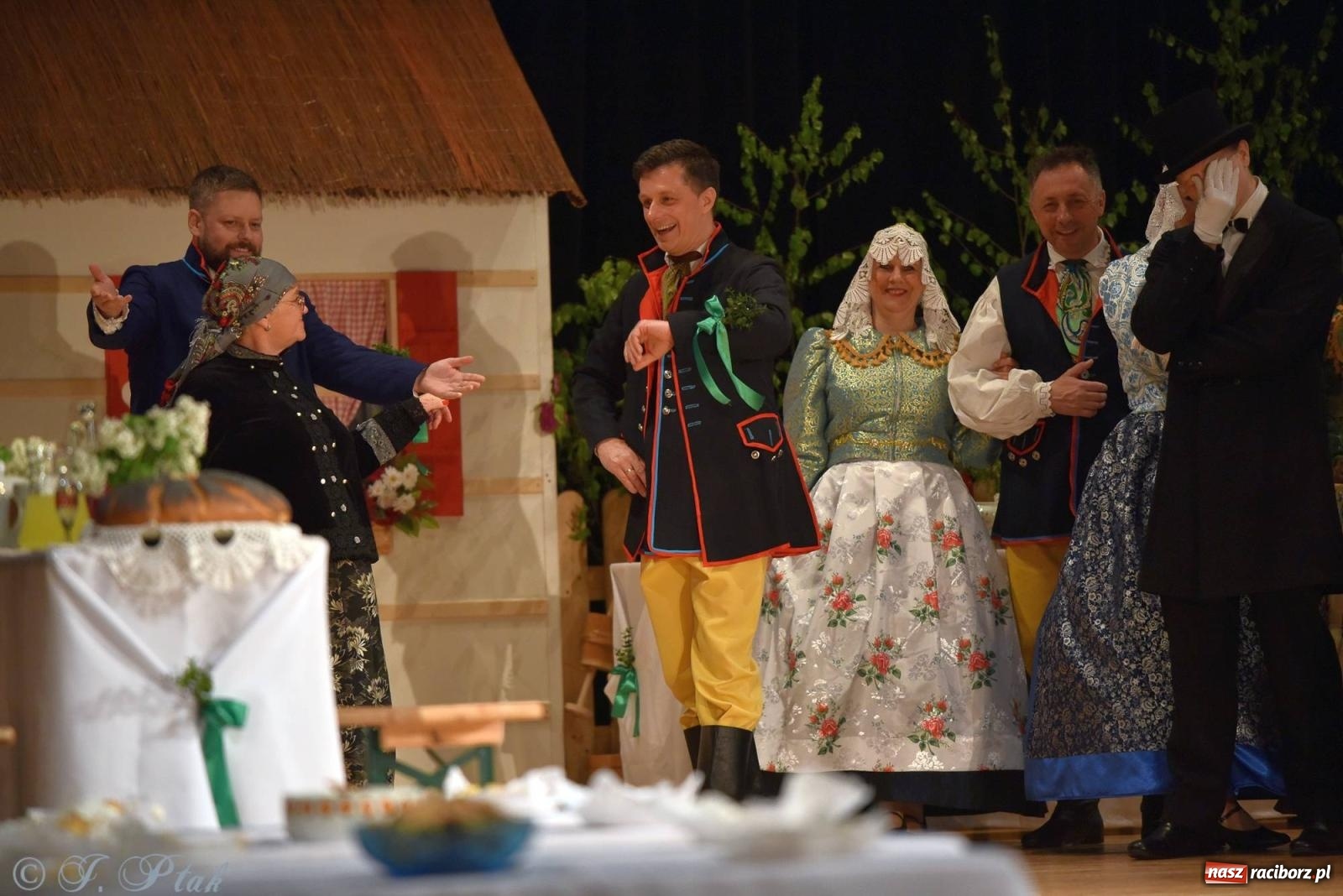 Zdjęcie w galerii na portalu naszraciborz.pl: Źródło wystawiło w RCK Wesele śląskie. Piękne widowisko pełne folkloru [FOTO i WIDEO] wiadomości z regionu