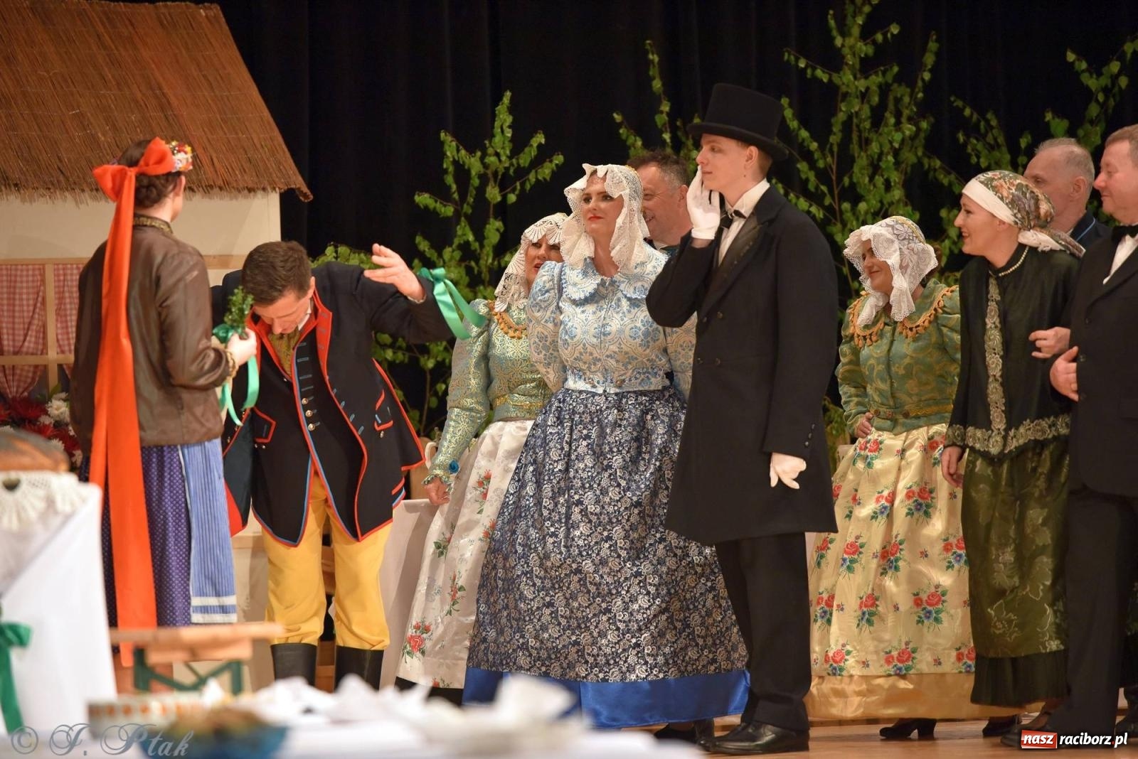 Zdjęcie w galerii na portalu naszraciborz.pl: Źródło wystawiło w RCK Wesele śląskie. Piękne widowisko pełne folkloru [FOTO i WIDEO] wiadomości z regionu