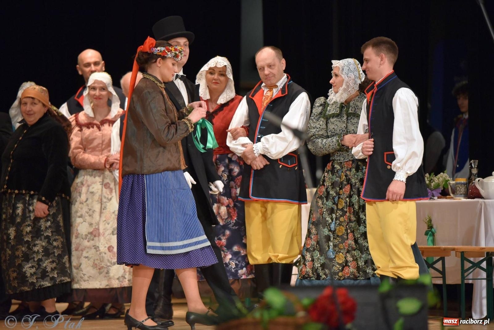 Zdjęcie w galerii na portalu naszraciborz.pl: Źródło wystawiło w RCK Wesele śląskie. Piękne widowisko pełne folkloru [FOTO i WIDEO] wiadomości z regionu
