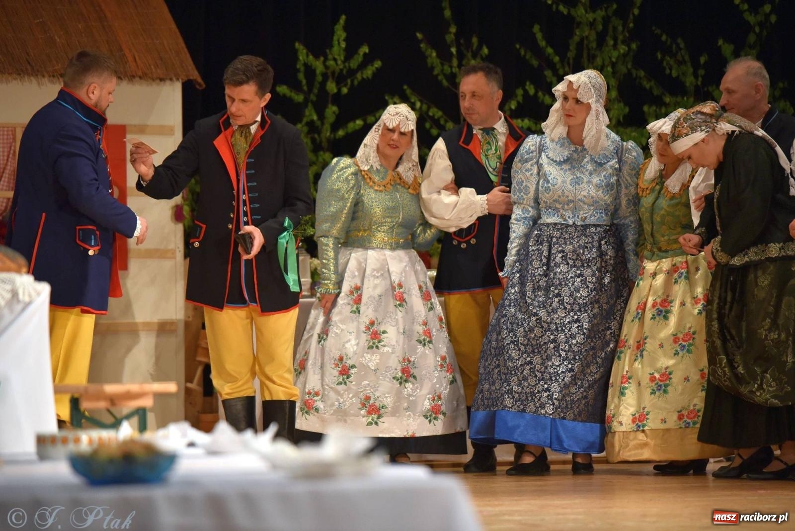 Zdjęcie w galerii na portalu naszraciborz.pl: Źródło wystawiło w RCK Wesele śląskie. Piękne widowisko pełne folkloru [FOTO i WIDEO] wiadomości z regionu