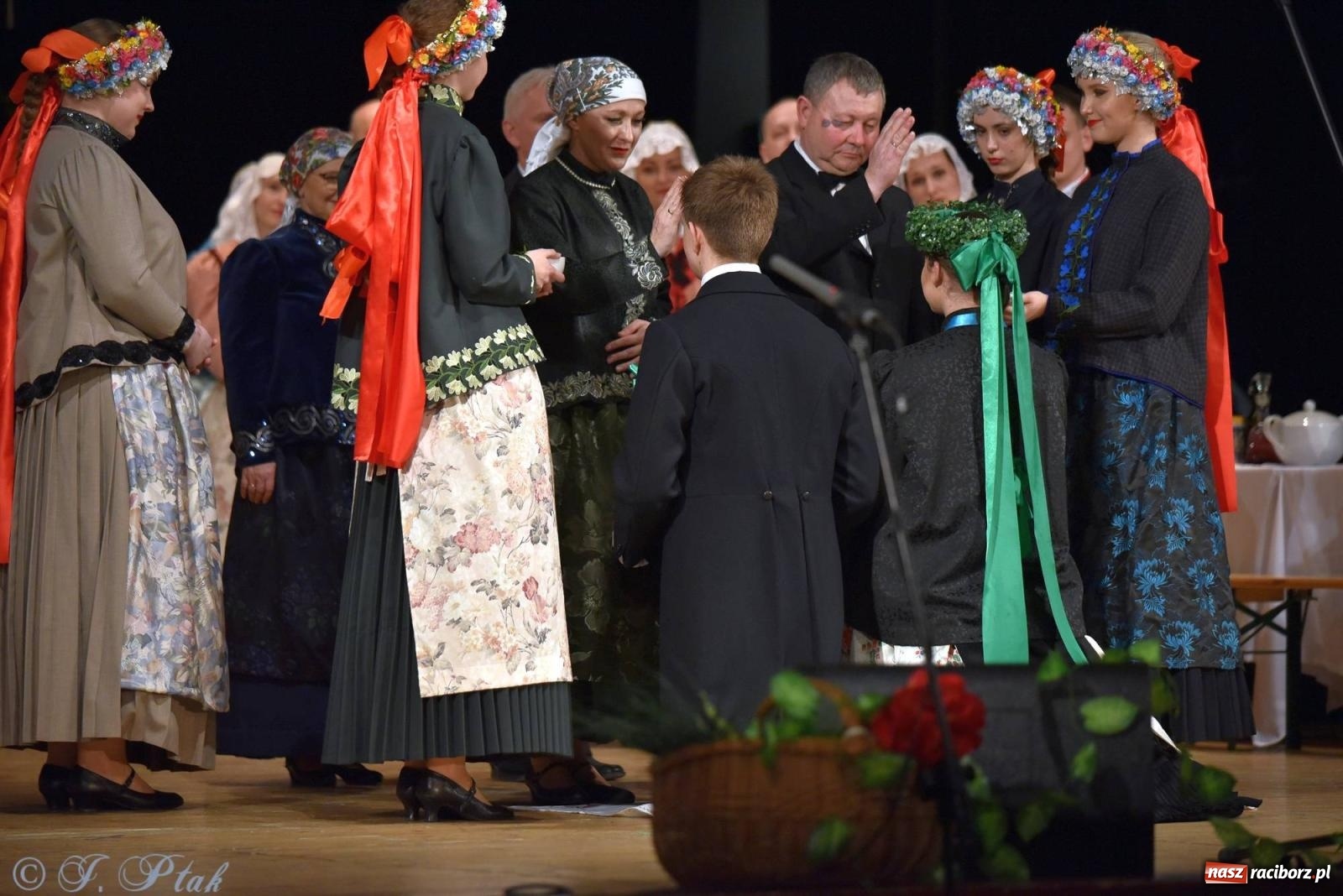 Zdjęcie w galerii na portalu naszraciborz.pl: Źródło wystawiło w RCK Wesele śląskie. Piękne widowisko pełne folkloru [FOTO i WIDEO] wiadomości z regionu