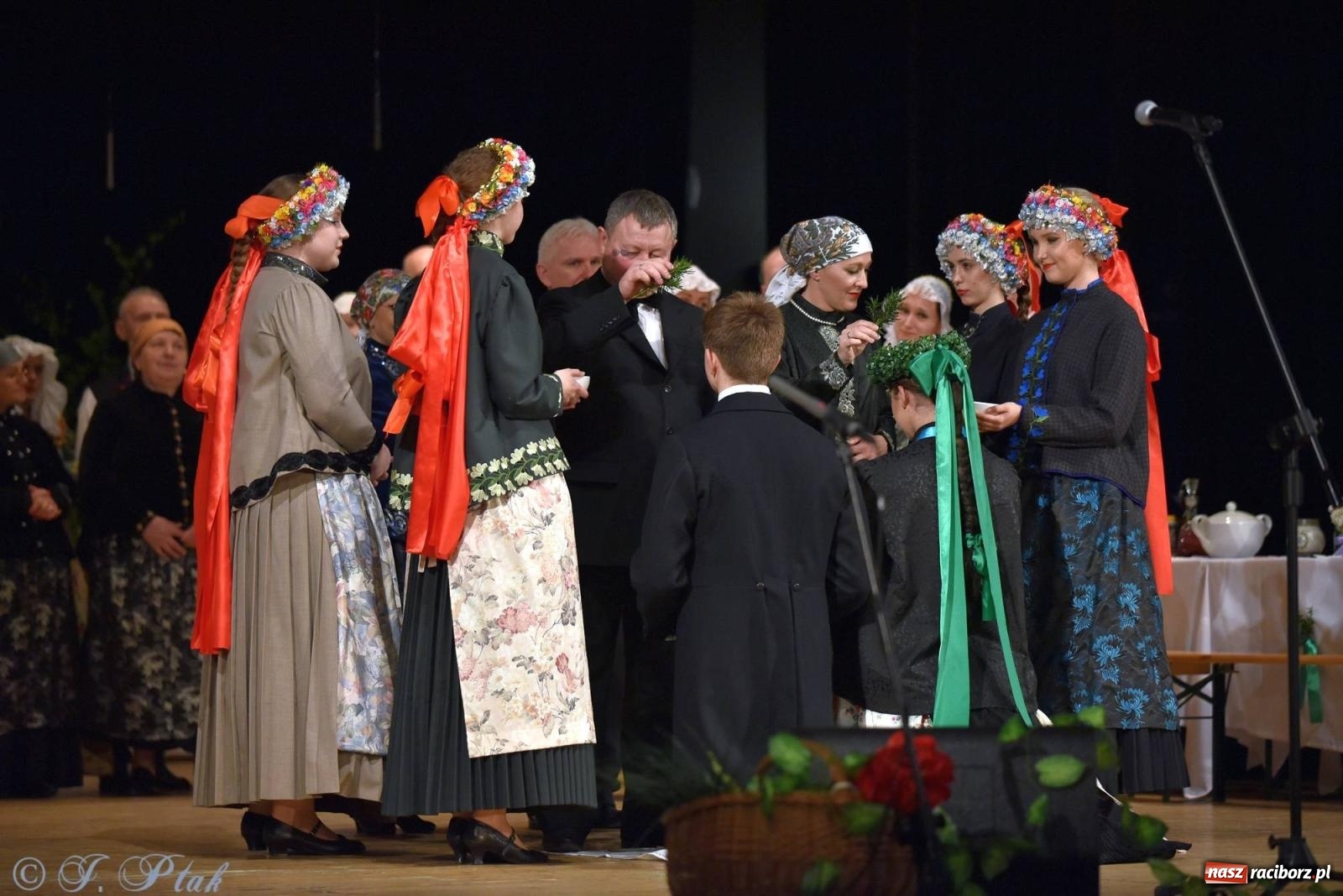 Zdjęcie w galerii na portalu naszraciborz.pl: Źródło wystawiło w RCK Wesele śląskie. Piękne widowisko pełne folkloru [FOTO i WIDEO] wiadomości z regionu