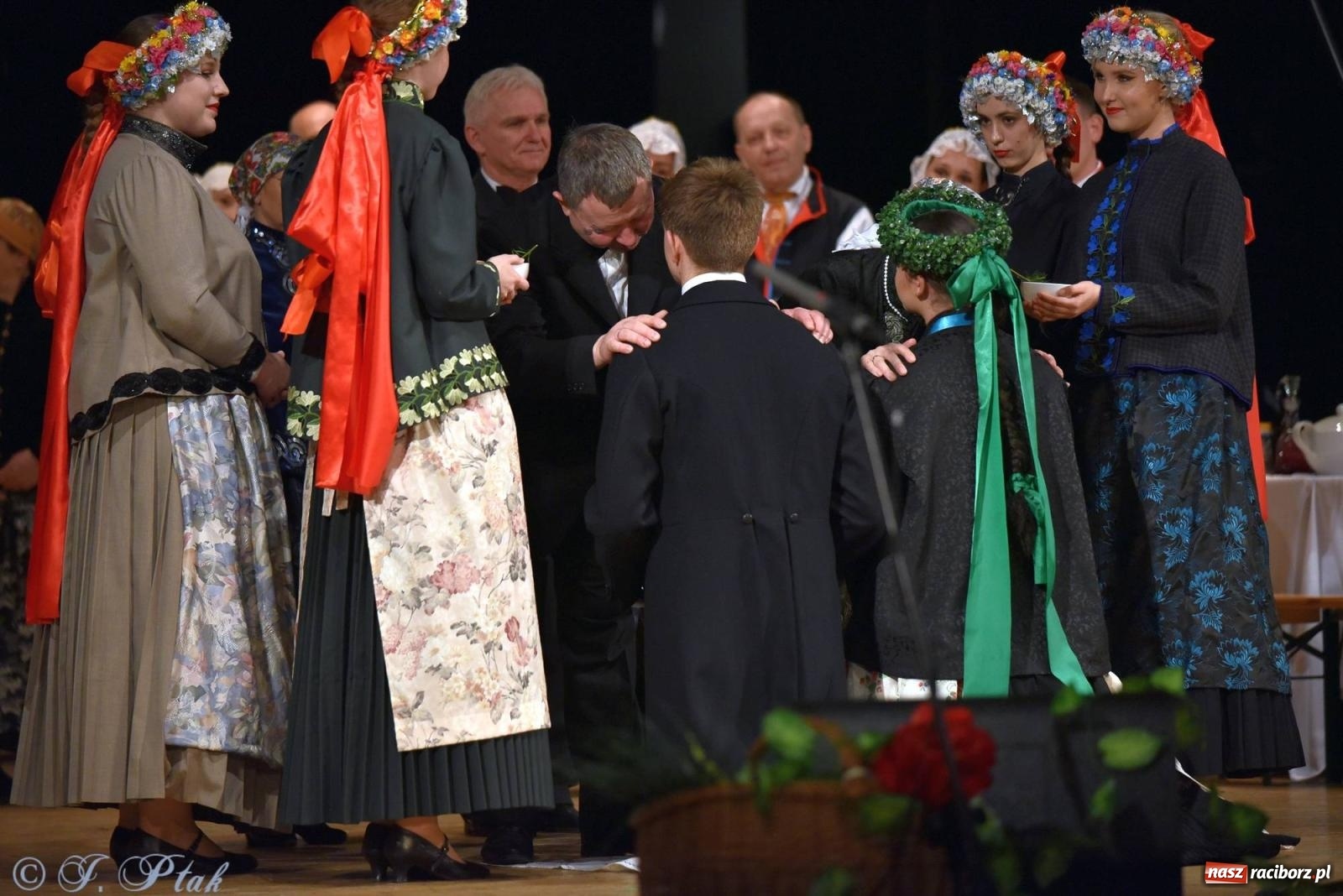 Zdjęcie w galerii na portalu naszraciborz.pl: Źródło wystawiło w RCK Wesele śląskie. Piękne widowisko pełne folkloru [FOTO i WIDEO] wiadomości z regionu