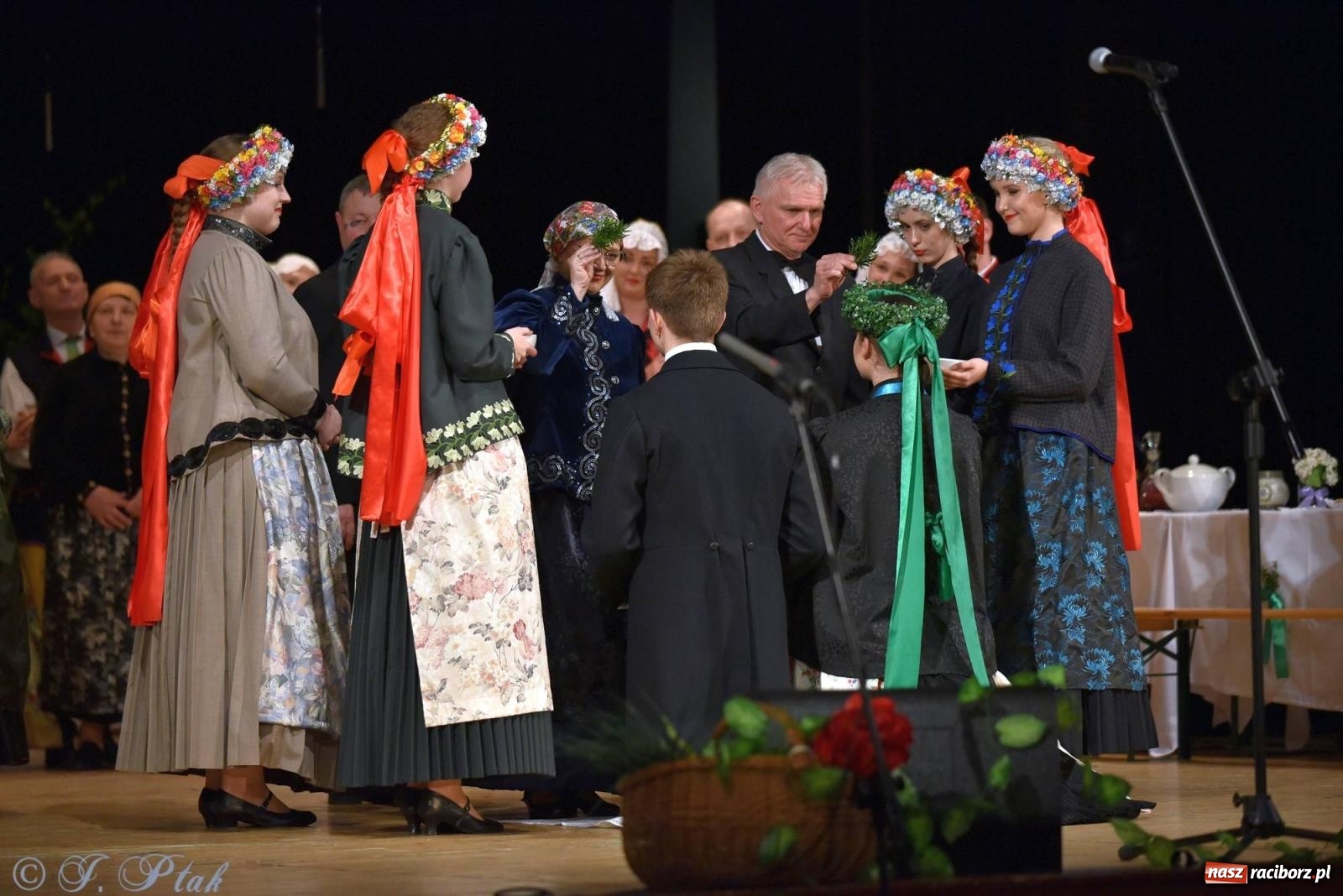 Zdjęcie w galerii na portalu naszraciborz.pl: Źródło wystawiło w RCK Wesele śląskie. Piękne widowisko pełne folkloru [FOTO i WIDEO] wiadomości z regionu