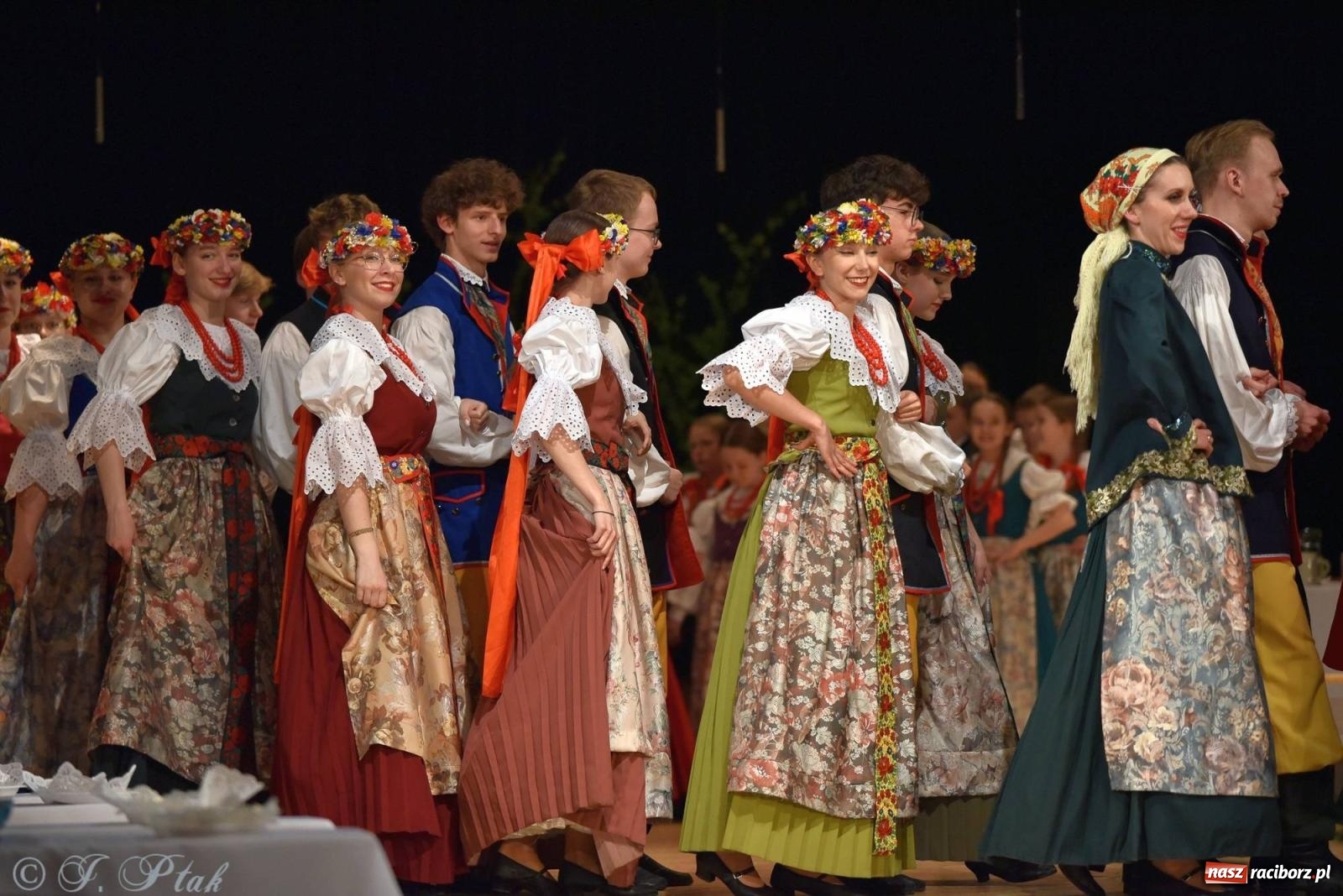 Zdjęcie w galerii na portalu naszraciborz.pl: Źródło wystawiło w RCK Wesele śląskie. Piękne widowisko pełne folkloru [FOTO i WIDEO] wiadomości z regionu