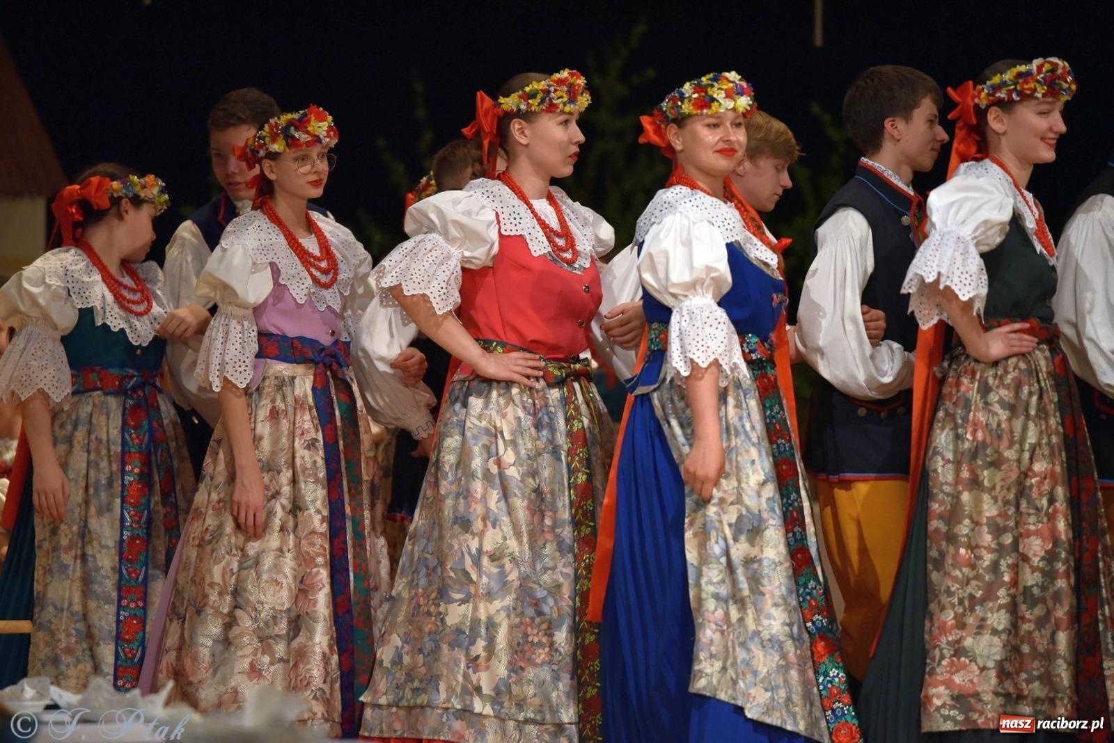 Zdjęcie w galerii na portalu naszraciborz.pl: Źródło wystawiło w RCK Wesele śląskie. Piękne widowisko pełne folkloru [FOTO i WIDEO] wiadomości z regionu