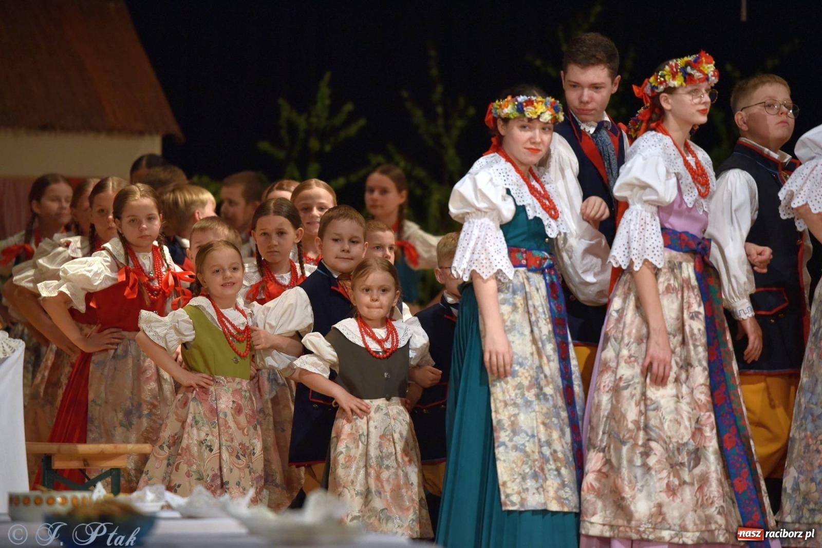Zdjęcie w galerii na portalu naszraciborz.pl: Źródło wystawiło w RCK Wesele śląskie. Piękne widowisko pełne folkloru [FOTO i WIDEO] wiadomości z regionu