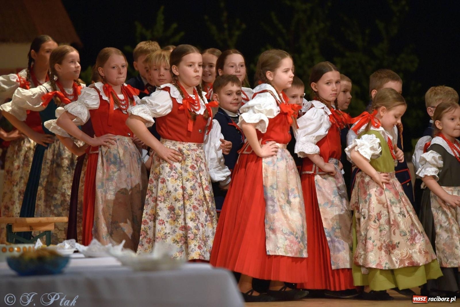 Zdjęcie w galerii na portalu naszraciborz.pl: Źródło wystawiło w RCK Wesele śląskie. Piękne widowisko pełne folkloru [FOTO i WIDEO] wiadomości z regionu