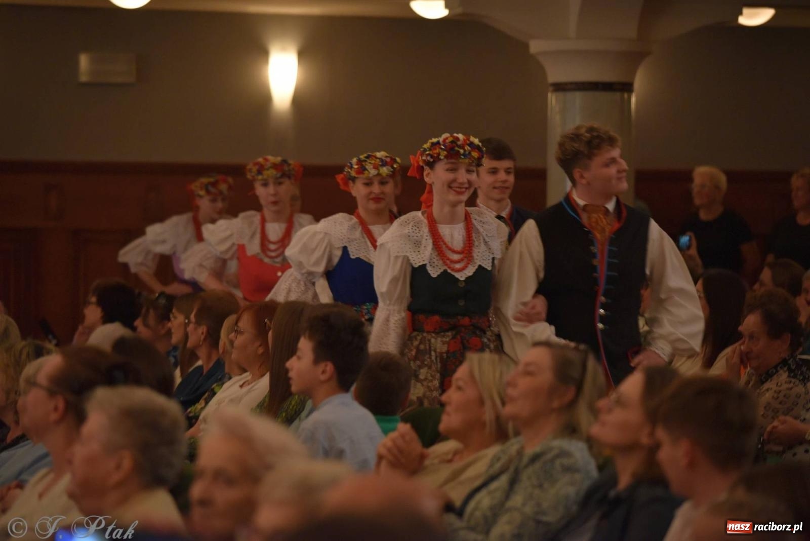 Zdjęcie w galerii na portalu naszraciborz.pl: Źródło wystawiło w RCK Wesele śląskie. Piękne widowisko pełne folkloru [FOTO i WIDEO] wiadomości z regionu