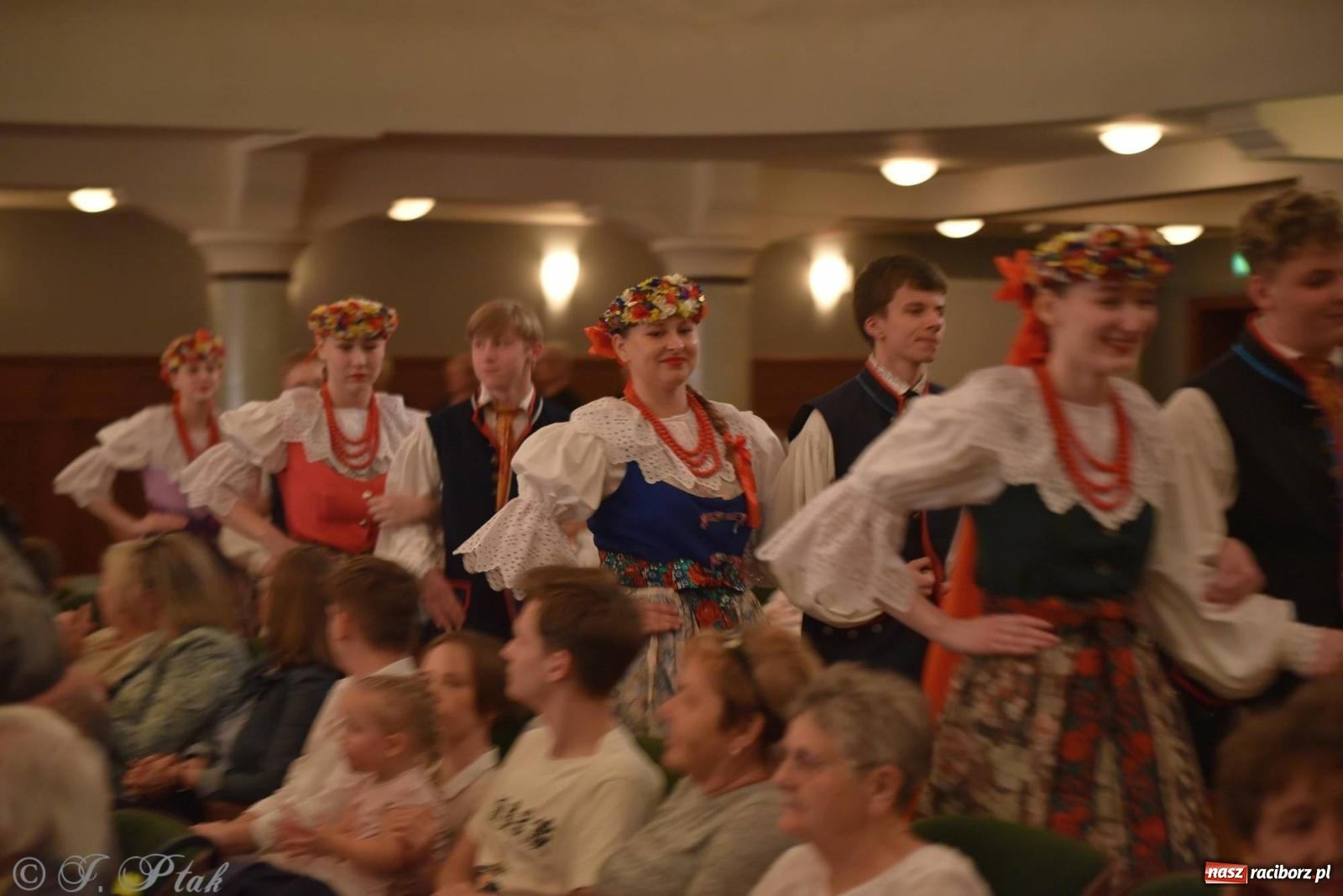 Zdjęcie w galerii na portalu naszraciborz.pl: Źródło wystawiło w RCK Wesele śląskie. Piękne widowisko pełne folkloru [FOTO i WIDEO] wiadomości z regionu
