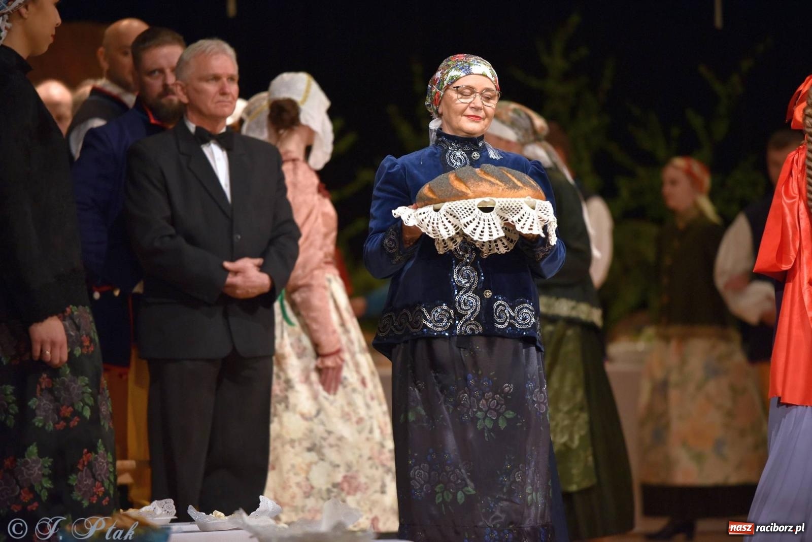 Zdjęcie w galerii na portalu naszraciborz.pl: Źródło wystawiło w RCK Wesele śląskie. Piękne widowisko pełne folkloru [FOTO i WIDEO] wiadomości z regionu