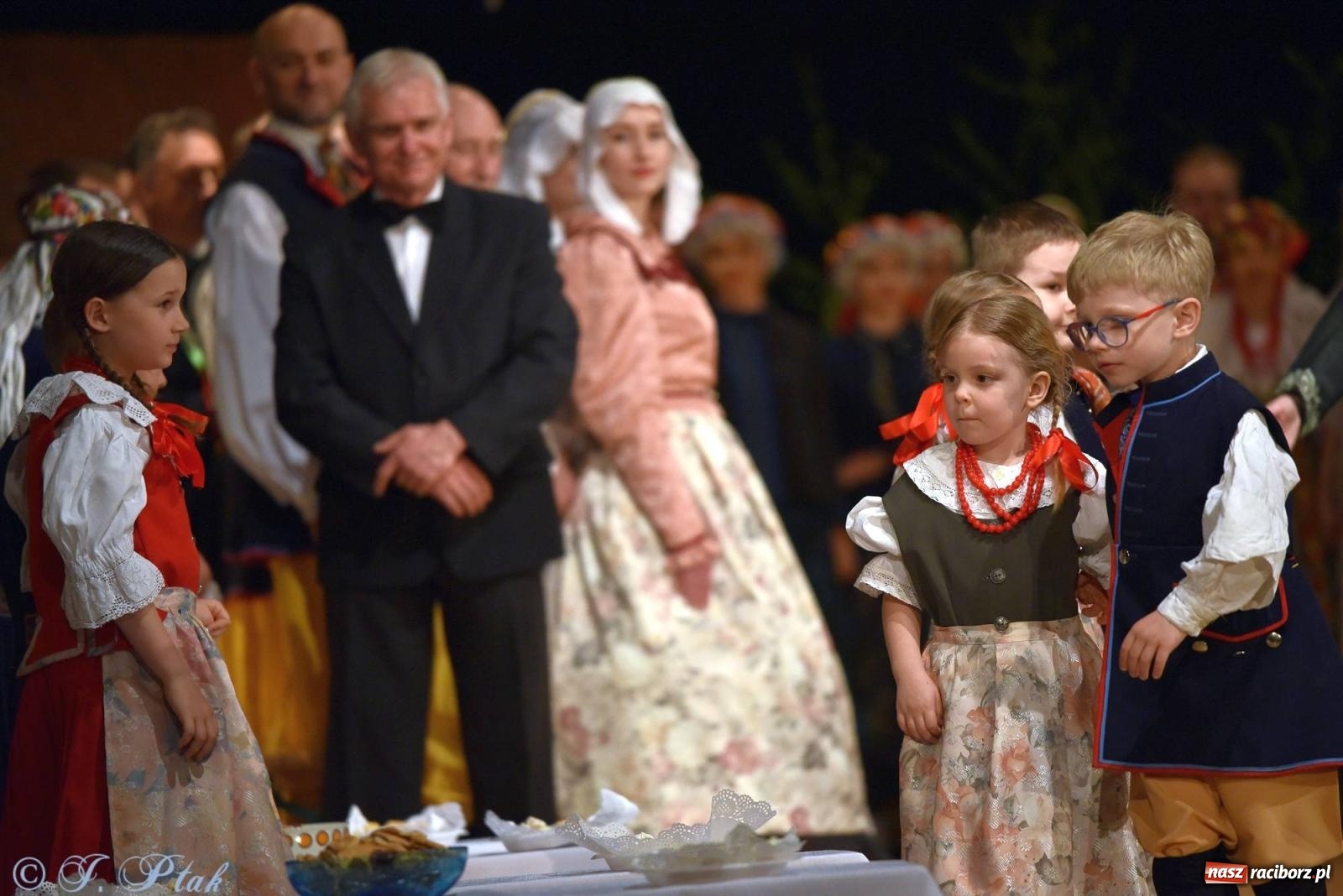 Zdjęcie w galerii na portalu naszraciborz.pl: Źródło wystawiło w RCK Wesele śląskie. Piękne widowisko pełne folkloru [FOTO i WIDEO] wiadomości z regionu